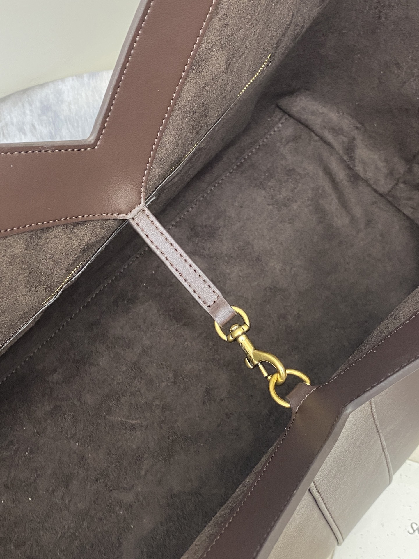 p1350。  深咖啡平纹/古金
🌈Y家新款精细粒面皮革托特包！同色系绒面革全衬里设计~饰以自品牌历史典藏汲取灵感的精美Y字母标志_购物包轻盈容量大！设有一个内部拉链袋和钩扣开合，绒面皮衬里 古铜色金属饰件钩扣开合内部一个拉链袋、极简线条构成的Y 简约而不简单！包包型随意又率性！牛皮材质做得非常轻软又好打理👍
型号：817602【原厂皮】
尺寸: 底长𝟑𝟗×高𝟑𝟒×袋口长𝟔𝟎-宽𝟐𝟐𝙘𝙢
(注：此款尺寸没配包装)