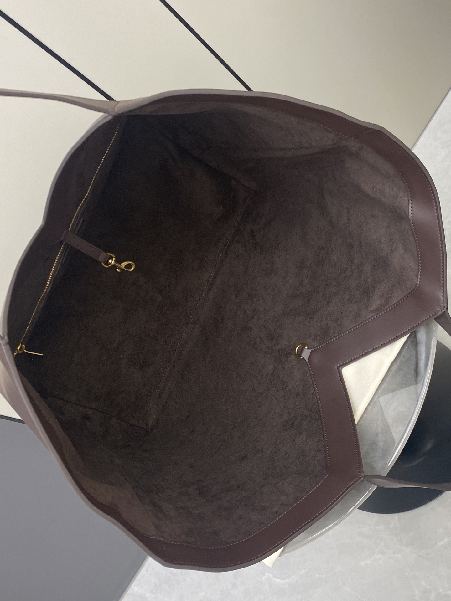 p1350。  深咖啡平纹/古金
🌈Y家新款精细粒面皮革托特包！同色系绒面革全衬里设计~饰以自品牌历史典藏汲取灵感的精美Y字母标志_购物包轻盈容量大！设有一个内部拉链袋和钩扣开合，绒面皮衬里 古铜色金属饰件钩扣开合内部一个拉链袋、极简线条构成的Y 简约而不简单！包包型随意又率性！牛皮材质做得非常轻软又好打理👍
型号：817602【原厂皮】
尺寸: 底长𝟑𝟗×高𝟑𝟒×袋口长𝟔𝟎-宽𝟐𝟐𝙘𝙢
(注：此款尺寸没配包装)