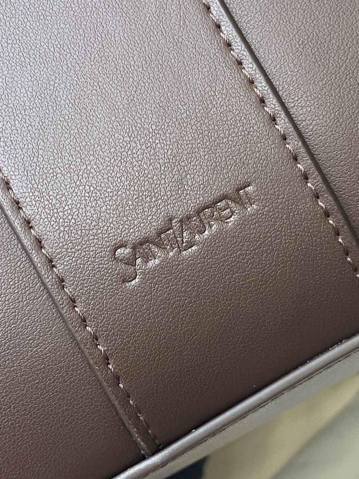 p1350。  深咖啡平纹/古金
🌈Y家新款精细粒面皮革托特包！同色系绒面革全衬里设计~饰以自品牌历史典藏汲取灵感的精美Y字母标志_购物包轻盈容量大！设有一个内部拉链袋和钩扣开合，绒面皮衬里 古铜色金属饰件钩扣开合内部一个拉链袋、极简线条构成的Y 简约而不简单！包包型随意又率性！牛皮材质做得非常轻软又好打理👍
型号：817602【原厂皮】
尺寸: 底长𝟑𝟗×高𝟑𝟒×袋口长𝟔𝟎-宽𝟐𝟐𝙘𝙢
(注：此款尺寸没配包装)