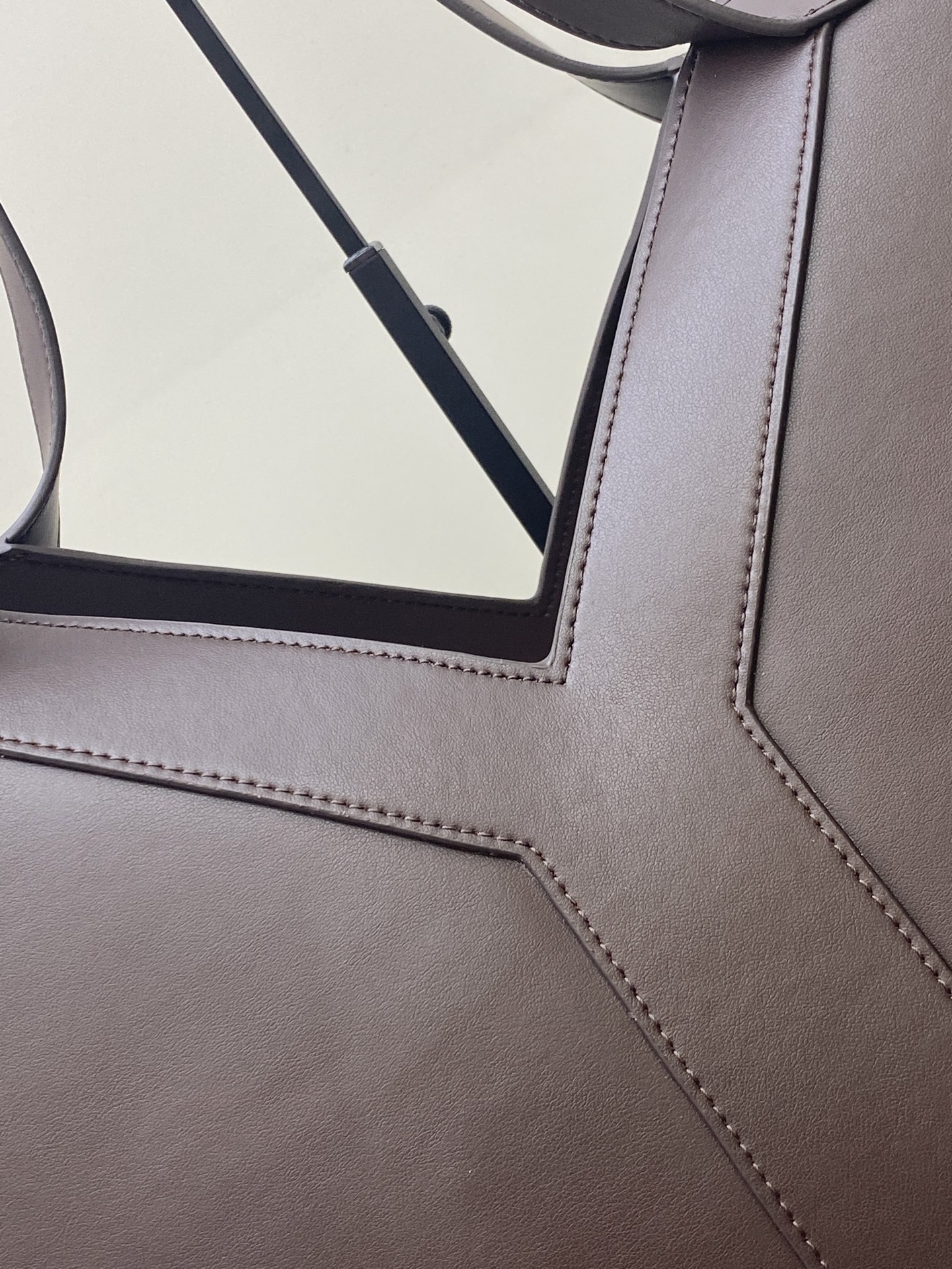 p1350。  深咖啡平纹/古金
🌈Y家新款精细粒面皮革托特包！同色系绒面革全衬里设计~饰以自品牌历史典藏汲取灵感的精美Y字母标志_购物包轻盈容量大！设有一个内部拉链袋和钩扣开合，绒面皮衬里 古铜色金属饰件钩扣开合内部一个拉链袋、极简线条构成的Y 简约而不简单！包包型随意又率性！牛皮材质做得非常轻软又好打理👍
型号：817602【原厂皮】
尺寸: 底长𝟑𝟗×高𝟑𝟒×袋口长𝟔𝟎-宽𝟐𝟐𝙘𝙢
(注：此款尺寸没配包装)