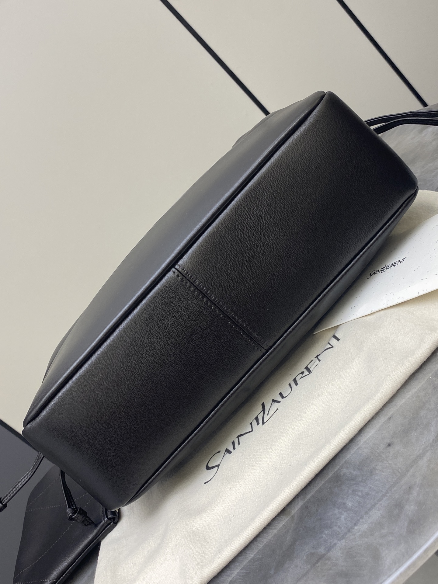 p920。【小号】深咖啡羊皮/古金
🌈YSL 新款小号Jamie 4.3 large pochon羊皮腋下包。设计师真的太懂消费者需要什么了吧🉑️很多托特包的设计都没法让颜值和实用性两者都兼得，但是！这只tote做到了！它包身轻，容量大，而且还很优雅！是有设计在线，且贵气满满的实用型tote，我觉得比22bag好看耶！这是可以说的吗😍还是一只可以让你实现优雅带娃的妈咪包👍
型号：833948【原厂皮】
尺寸：27×29×11cm