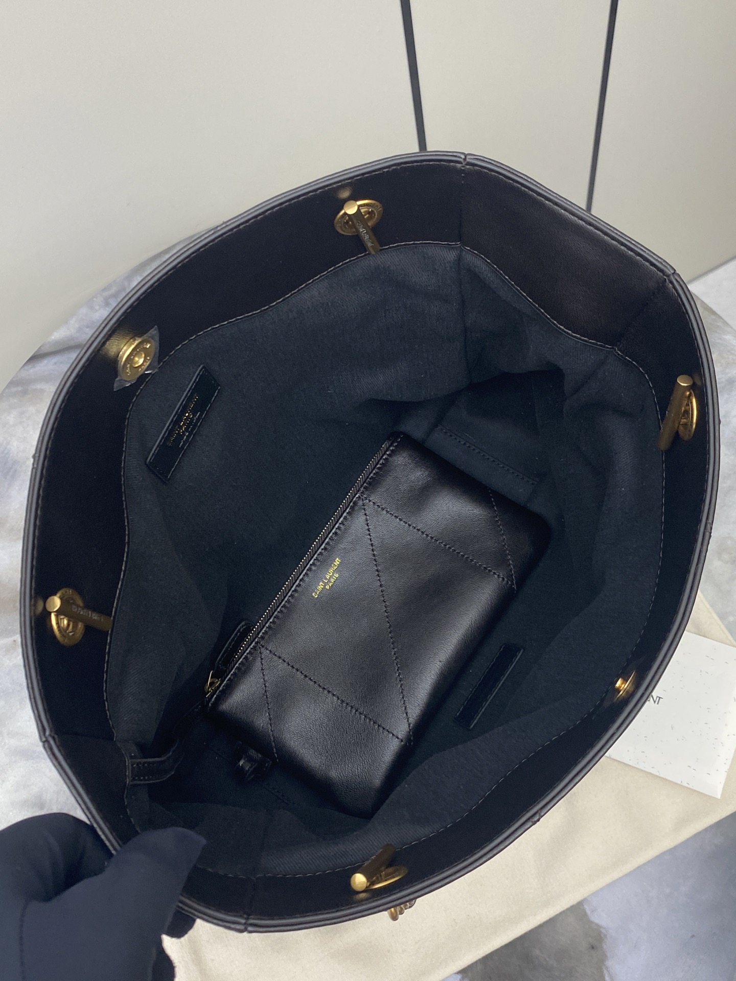 p920。【小号】深咖啡羊皮/古金
🌈YSL 新款小号Jamie 4.3 large pochon羊皮腋下包。设计师真的太懂消费者需要什么了吧🉑️很多托特包的设计都没法让颜值和实用性两者都兼得，但是！这只tote做到了！它包身轻，容量大，而且还很优雅！是有设计在线，且贵气满满的实用型tote，我觉得比22bag好看耶！这是可以说的吗😍还是一只可以让你实现优雅带娃的妈咪包👍
型号：833948【原厂皮】
尺寸：27×29×11cm