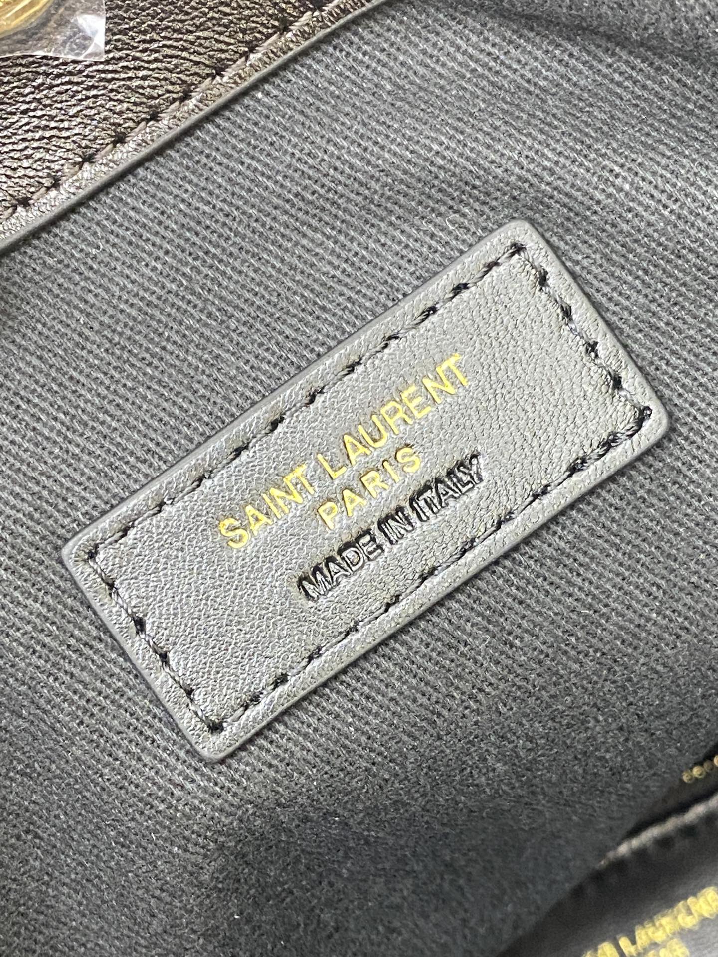 p920。【小号】深咖啡羊皮/古金
🌈YSL 新款小号Jamie 4.3 large pochon羊皮腋下包。设计师真的太懂消费者需要什么了吧🉑️很多托特包的设计都没法让颜值和实用性两者都兼得，但是！这只tote做到了！它包身轻，容量大，而且还很优雅！是有设计在线，且贵气满满的实用型tote，我觉得比22bag好看耶！这是可以说的吗😍还是一只可以让你实现优雅带娃的妈咪包👍
型号：833948【原厂皮】
尺寸：27×29×11cm