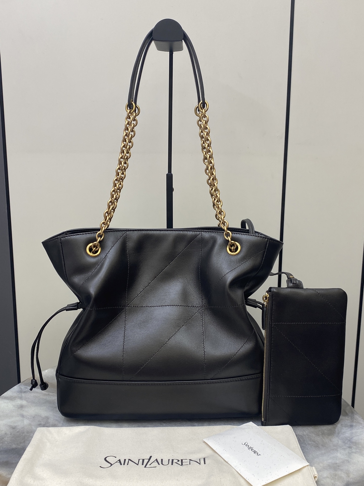 p920。【小号】深咖啡羊皮/古金
🌈YSL 新款小号Jamie 4.3 large pochon羊皮腋下包。设计师真的太懂消费者需要什么了吧🉑️很多托特包的设计都没法让颜值和实用性两者都兼得，但是！这只tote做到了！它包身轻，容量大，而且还很优雅！是有设计在线，且贵气满满的实用型tote，我觉得比22bag好看耶！这是可以说的吗😍还是一只可以让你实现优雅带娃的妈咪包👍
型号：833948【原厂皮】
尺寸：27×29×11cm