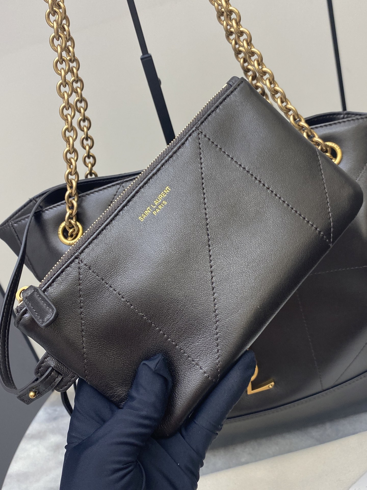 p920。【小号】深咖啡羊皮/古金
🌈YSL 新款小号Jamie 4.3 large pochon羊皮腋下包。设计师真的太懂消费者需要什么了吧🉑️很多托特包的设计都没法让颜值和实用性两者都兼得，但是！这只tote做到了！它包身轻，容量大，而且还很优雅！是有设计在线，且贵气满满的实用型tote，我觉得比22bag好看耶！这是可以说的吗😍还是一只可以让你实现优雅带娃的妈咪包👍
型号：833948【原厂皮】
尺寸：27×29×11cm