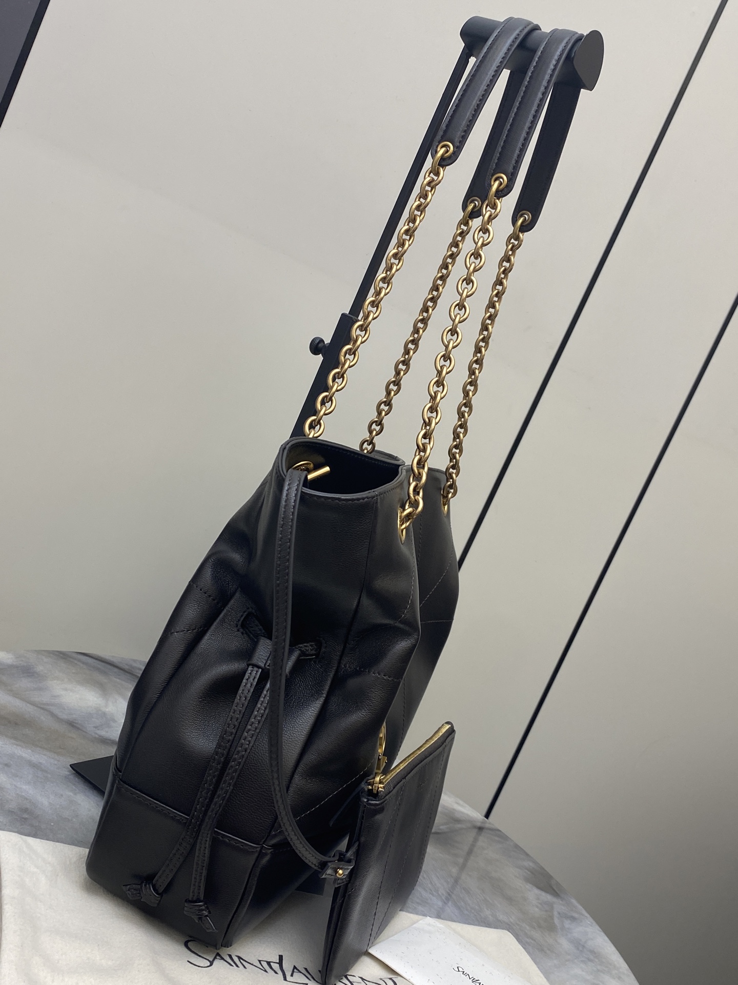 p920。【小号】深咖啡羊皮/古金
🌈YSL 新款小号Jamie 4.3 large pochon羊皮腋下包。设计师真的太懂消费者需要什么了吧🉑️很多托特包的设计都没法让颜值和实用性两者都兼得，但是！这只tote做到了！它包身轻，容量大，而且还很优雅！是有设计在线，且贵气满满的实用型tote，我觉得比22bag好看耶！这是可以说的吗😍还是一只可以让你实现优雅带娃的妈咪包👍
型号：833948【原厂皮】
尺寸：27×29×11cm