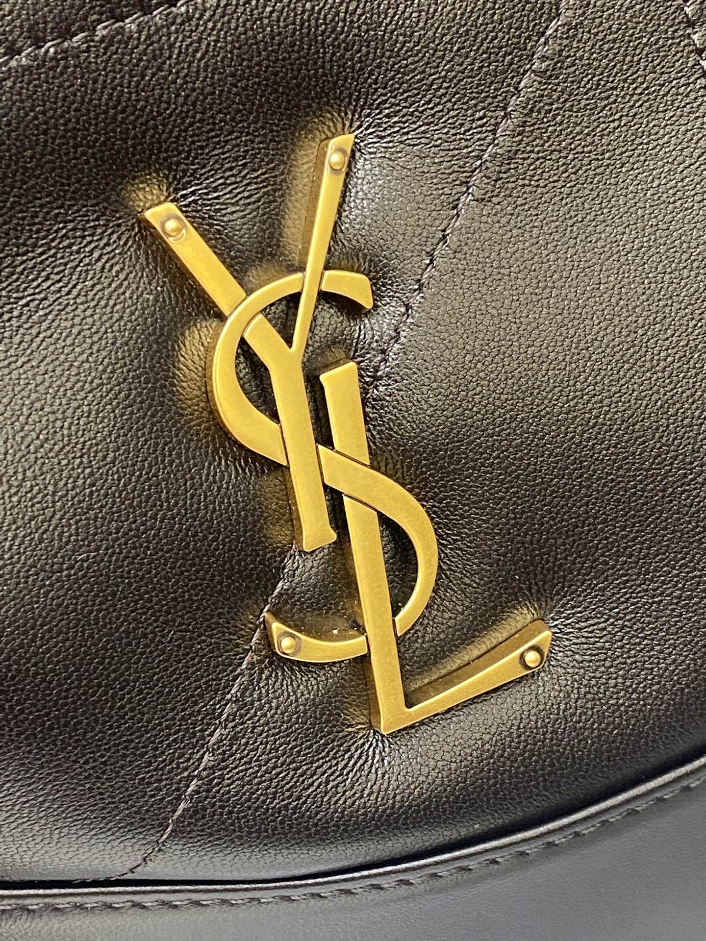 p920。【小号】深咖啡羊皮/古金
🌈YSL 新款小号Jamie 4.3 large pochon羊皮腋下包。设计师真的太懂消费者需要什么了吧🉑️很多托特包的设计都没法让颜值和实用性两者都兼得，但是！这只tote做到了！它包身轻，容量大，而且还很优雅！是有设计在线，且贵气满满的实用型tote，我觉得比22bag好看耶！这是可以说的吗😍还是一只可以让你实现优雅带娃的妈咪包👍
型号：833948【原厂皮】
尺寸：27×29×11cm