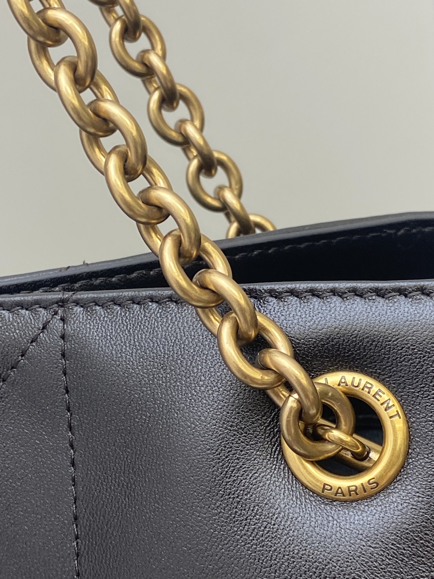 p920。【小号】深咖啡羊皮/古金
🌈YSL 新款小号Jamie 4.3 large pochon羊皮腋下包。设计师真的太懂消费者需要什么了吧🉑️很多托特包的设计都没法让颜值和实用性两者都兼得，但是！这只tote做到了！它包身轻，容量大，而且还很优雅！是有设计在线，且贵气满满的实用型tote，我觉得比22bag好看耶！这是可以说的吗😍还是一只可以让你实现优雅带娃的妈咪包👍
型号：833948【原厂皮】
尺寸：27×29×11cm