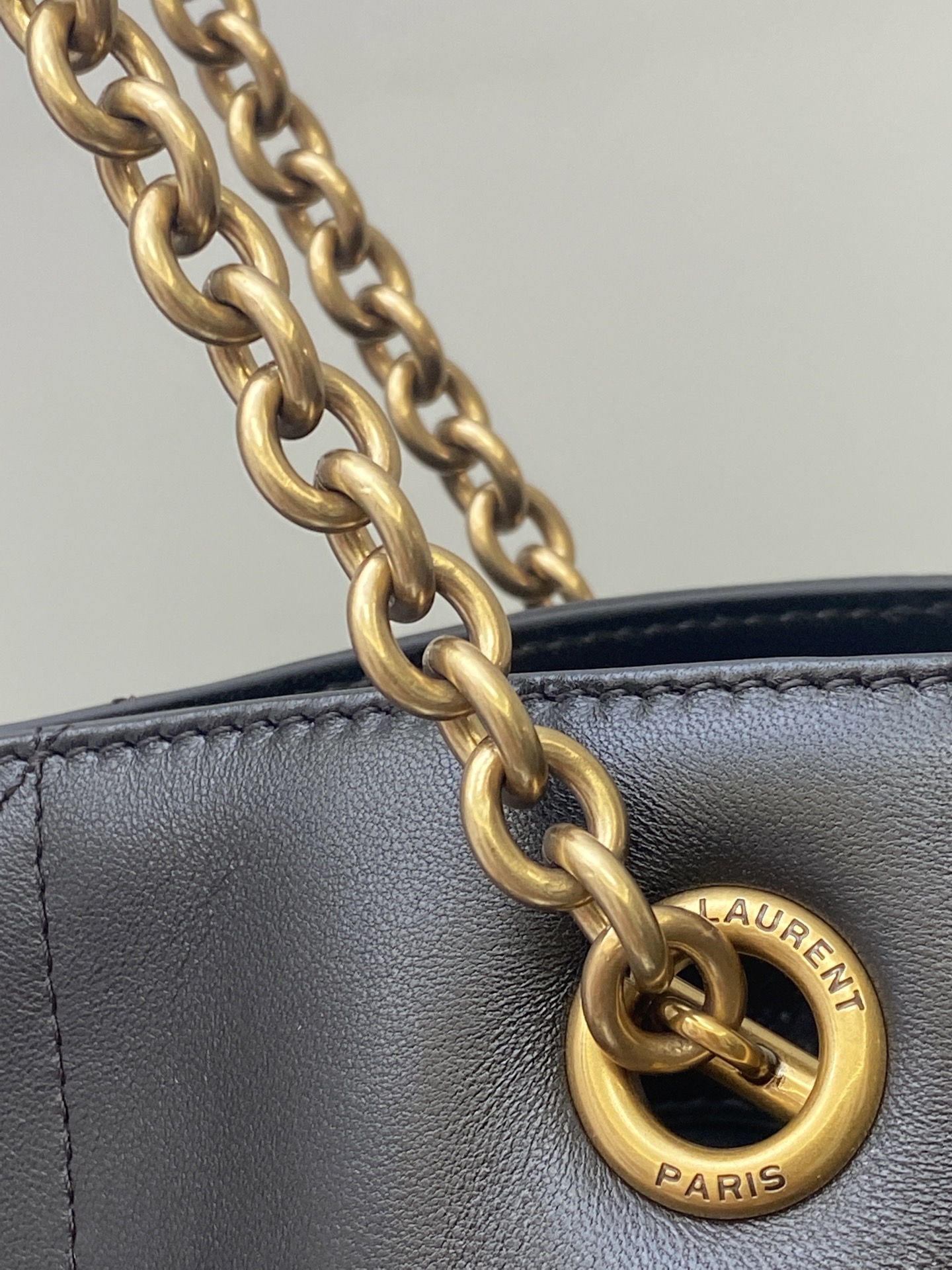 p1050。  【大号】深咖啡羊皮/金
🌈全新升级版YSL 新款Jamie 4.3 large pochon羊皮腋下包
设计师真的太懂消费者需要什么了吧😎很多托特包的设计都没法让颜值和实用性两者都兼得，但是！这只tote做到了！它包身轻，容量大，而且还很优雅！是有设计在线，且贵气满满的实用型tote
我觉得比22bag好看耶😍这是可以说的吗😝
还是一只可以让你实现优雅带娃的妈咪包👍
型号：809824【原厂皮】
尺寸：35x35x10cm