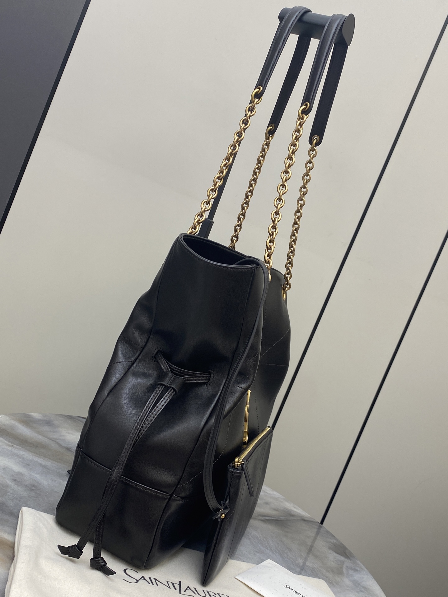 p1050。  【大号】深咖啡羊皮/金
🌈全新升级版YSL 新款Jamie 4.3 large pochon羊皮腋下包
设计师真的太懂消费者需要什么了吧😎很多托特包的设计都没法让颜值和实用性两者都兼得，但是！这只tote做到了！它包身轻，容量大，而且还很优雅！是有设计在线，且贵气满满的实用型tote
我觉得比22bag好看耶😍这是可以说的吗😝
还是一只可以让你实现优雅带娃的妈咪包👍
型号：809824【原厂皮】
尺寸：35x35x10cm