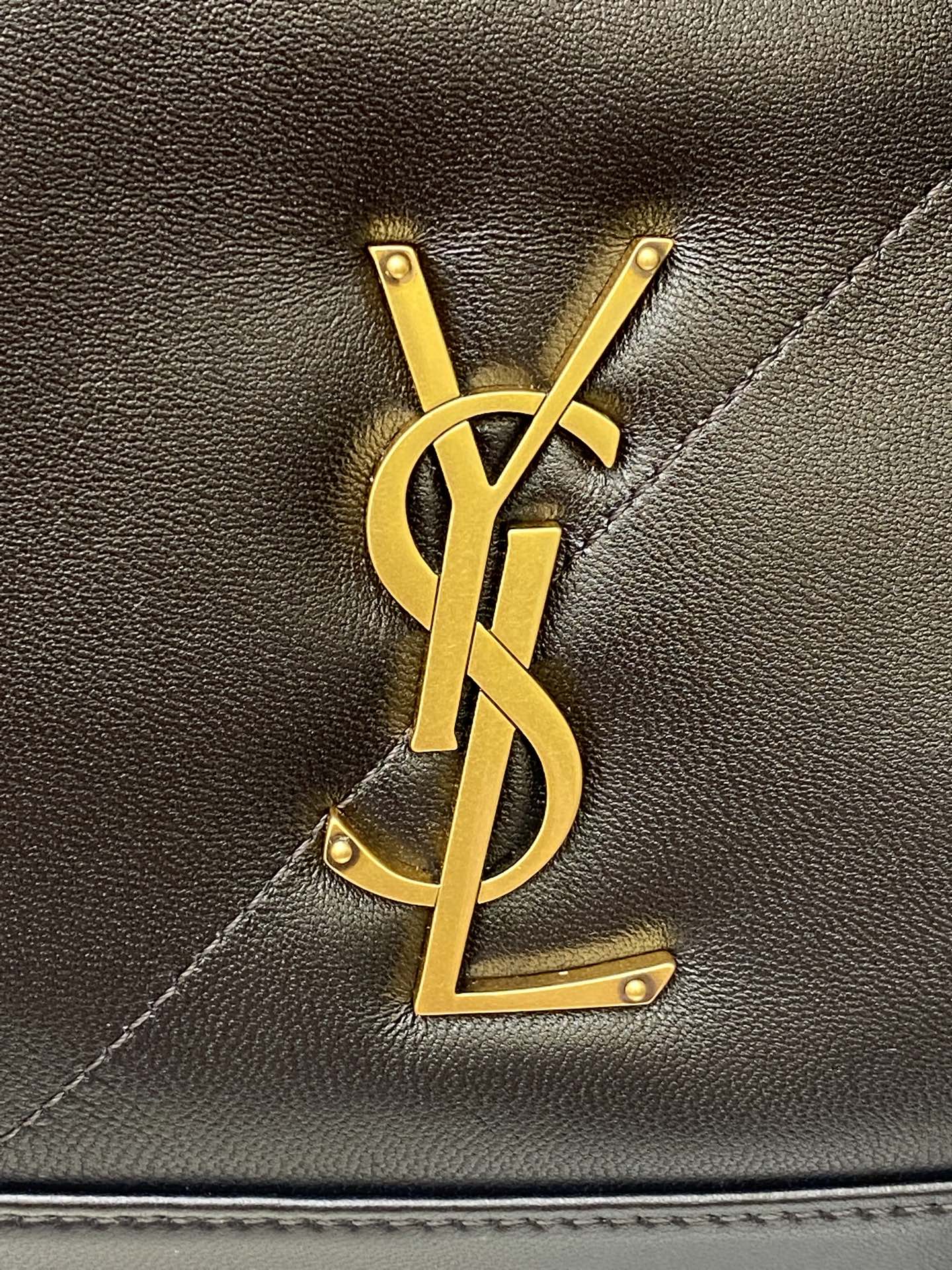 p1050。  【大号】深咖啡羊皮/金
🌈全新升级版YSL 新款Jamie 4.3 large pochon羊皮腋下包
设计师真的太懂消费者需要什么了吧😎很多托特包的设计都没法让颜值和实用性两者都兼得，但是！这只tote做到了！它包身轻，容量大，而且还很优雅！是有设计在线，且贵气满满的实用型tote
我觉得比22bag好看耶😍这是可以说的吗😝
还是一只可以让你实现优雅带娃的妈咪包👍
型号：809824【原厂皮】
尺寸：35x35x10cm