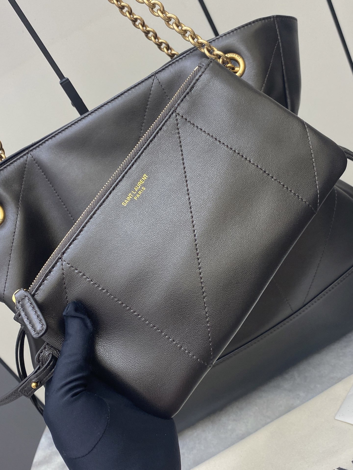 p1050。  【大号】深咖啡羊皮/金
🌈全新升级版YSL 新款Jamie 4.3 large pochon羊皮腋下包
设计师真的太懂消费者需要什么了吧😎很多托特包的设计都没法让颜值和实用性两者都兼得，但是！这只tote做到了！它包身轻，容量大，而且还很优雅！是有设计在线，且贵气满满的实用型tote
我觉得比22bag好看耶😍这是可以说的吗😝
还是一只可以让你实现优雅带娃的妈咪包👍
型号：809824【原厂皮】
尺寸：35x35x10cm