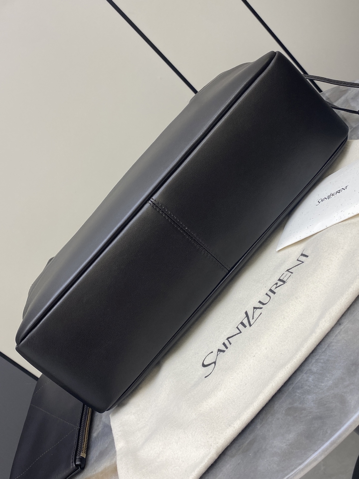 p1050。  【大号】深咖啡羊皮/金
🌈全新升级版YSL 新款Jamie 4.3 large pochon羊皮腋下包
设计师真的太懂消费者需要什么了吧😎很多托特包的设计都没法让颜值和实用性两者都兼得，但是！这只tote做到了！它包身轻，容量大，而且还很优雅！是有设计在线，且贵气满满的实用型tote
我觉得比22bag好看耶😍这是可以说的吗😝
还是一只可以让你实现优雅带娃的妈咪包👍
型号：809824【原厂皮】
尺寸：35x35x10cm