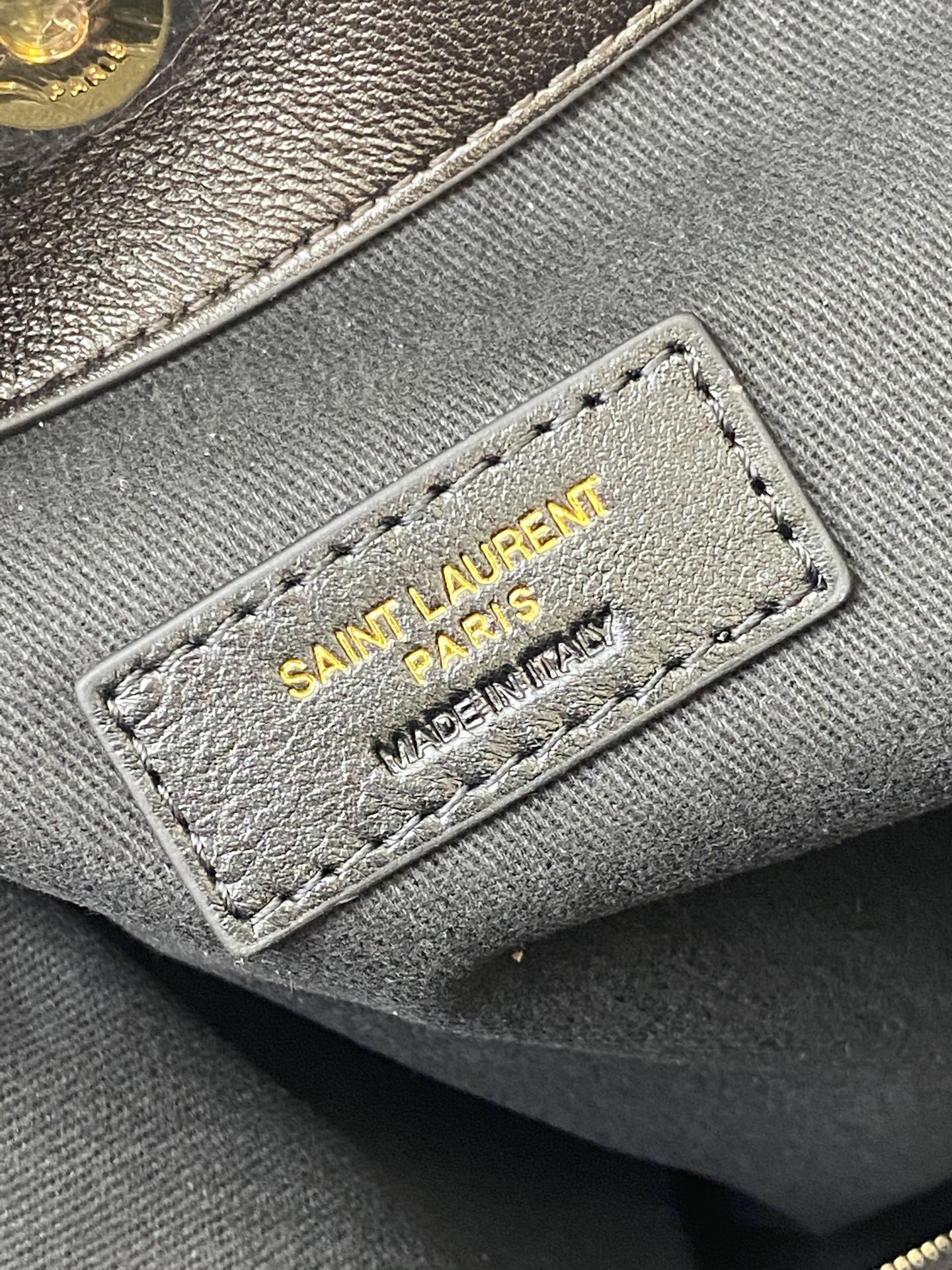 p1050。  【大号】深咖啡羊皮/金
🌈全新升级版YSL 新款Jamie 4.3 large pochon羊皮腋下包
设计师真的太懂消费者需要什么了吧😎很多托特包的设计都没法让颜值和实用性两者都兼得，但是！这只tote做到了！它包身轻，容量大，而且还很优雅！是有设计在线，且贵气满满的实用型tote
我觉得比22bag好看耶😍这是可以说的吗😝
还是一只可以让你实现优雅带娃的妈咪包👍
型号：809824【原厂皮】
尺寸：35x35x10cm