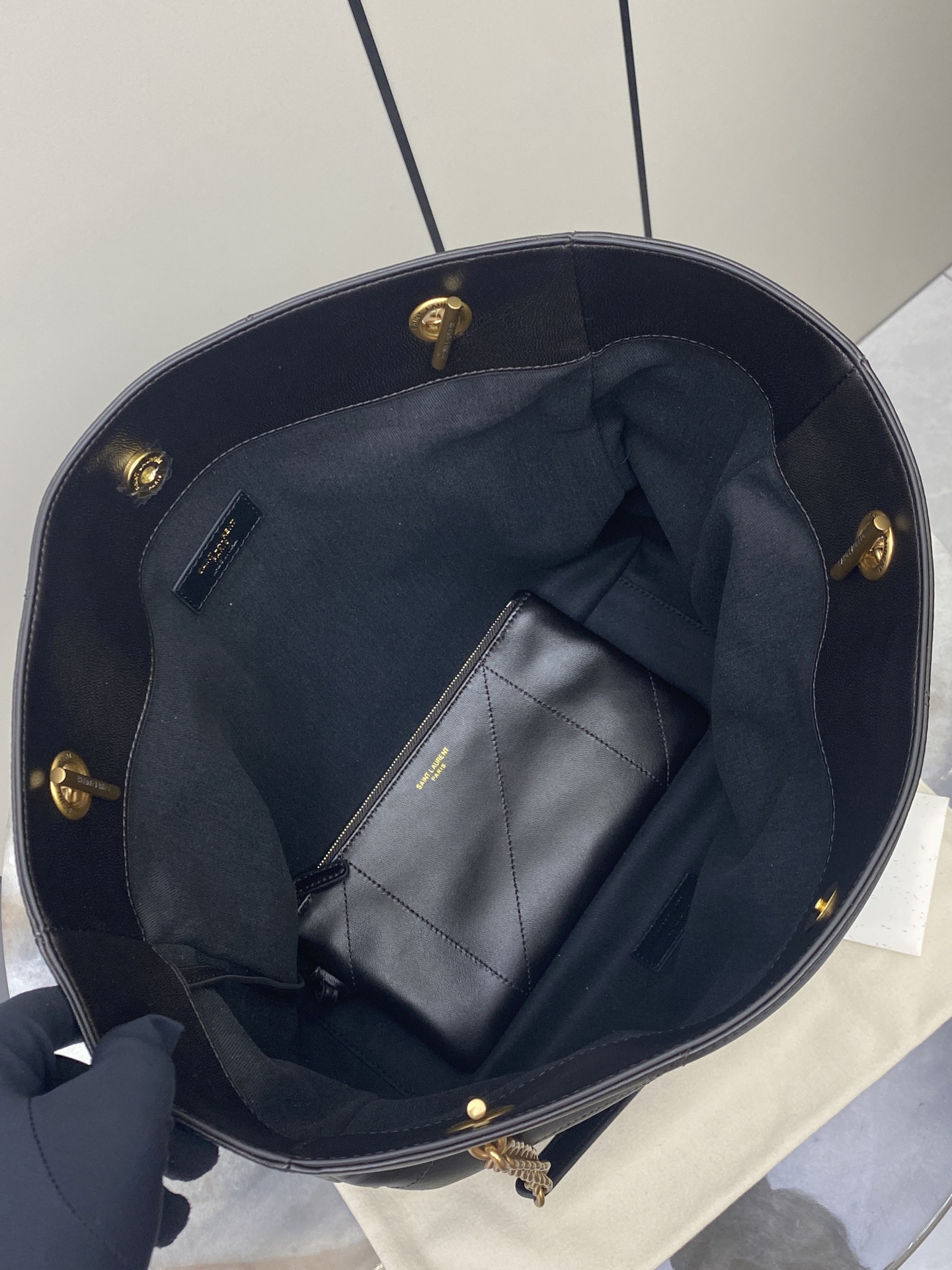 p1050。  【大号】深咖啡羊皮/金
🌈全新升级版YSL 新款Jamie 4.3 large pochon羊皮腋下包
设计师真的太懂消费者需要什么了吧😎很多托特包的设计都没法让颜值和实用性两者都兼得，但是！这只tote做到了！它包身轻，容量大，而且还很优雅！是有设计在线，且贵气满满的实用型tote
我觉得比22bag好看耶😍这是可以说的吗😝
还是一只可以让你实现优雅带娃的妈咪包👍
型号：809824【原厂皮】
尺寸：35x35x10cm