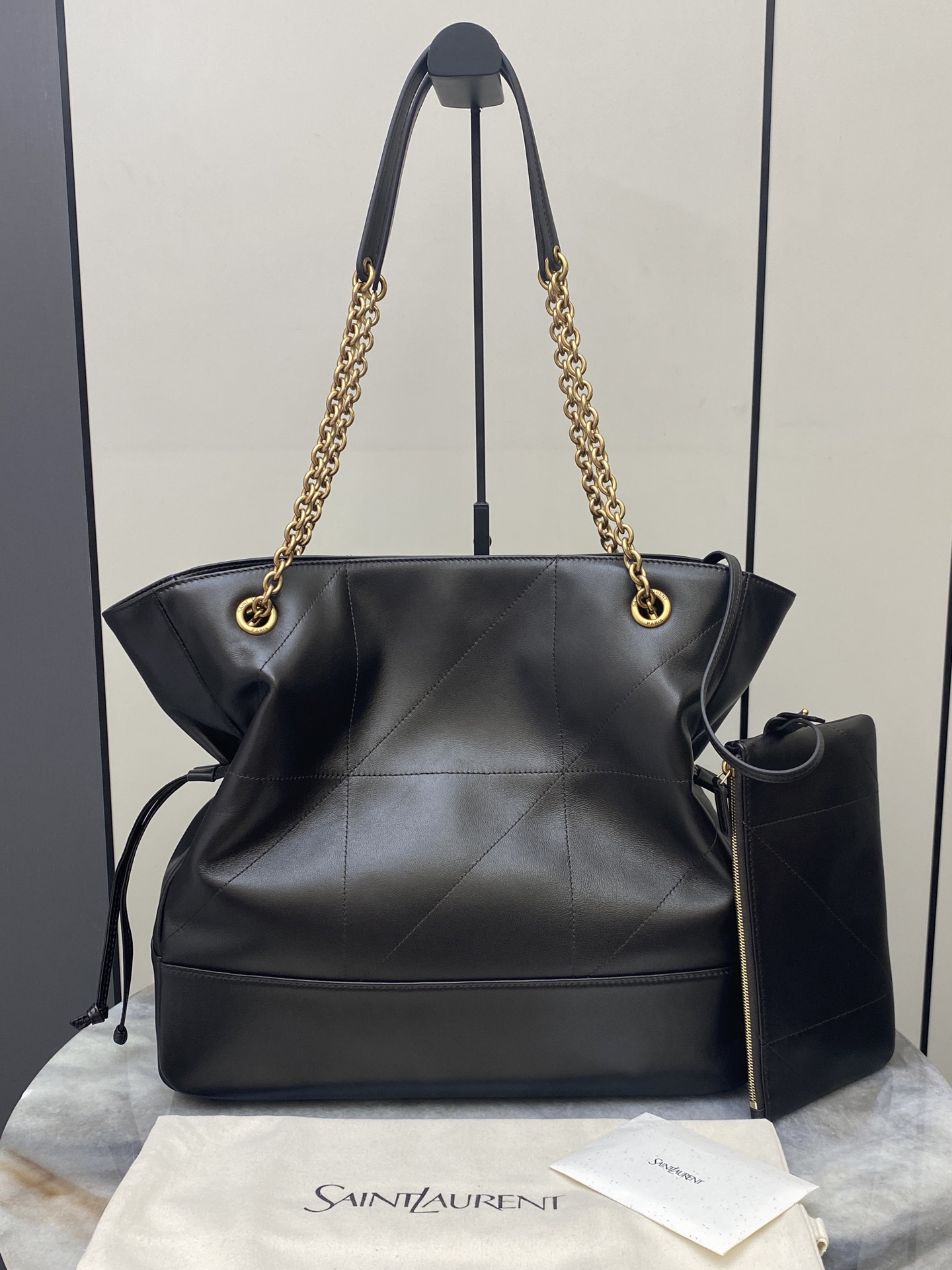 p1050。  【大号】深咖啡羊皮/金
🌈全新升级版YSL 新款Jamie 4.3 large pochon羊皮腋下包
设计师真的太懂消费者需要什么了吧😎很多托特包的设计都没法让颜值和实用性两者都兼得，但是！这只tote做到了！它包身轻，容量大，而且还很优雅！是有设计在线，且贵气满满的实用型tote
我觉得比22bag好看耶😍这是可以说的吗😝
还是一只可以让你实现优雅带娃的妈咪包👍
型号：809824【原厂皮】
尺寸：35x35x10cm