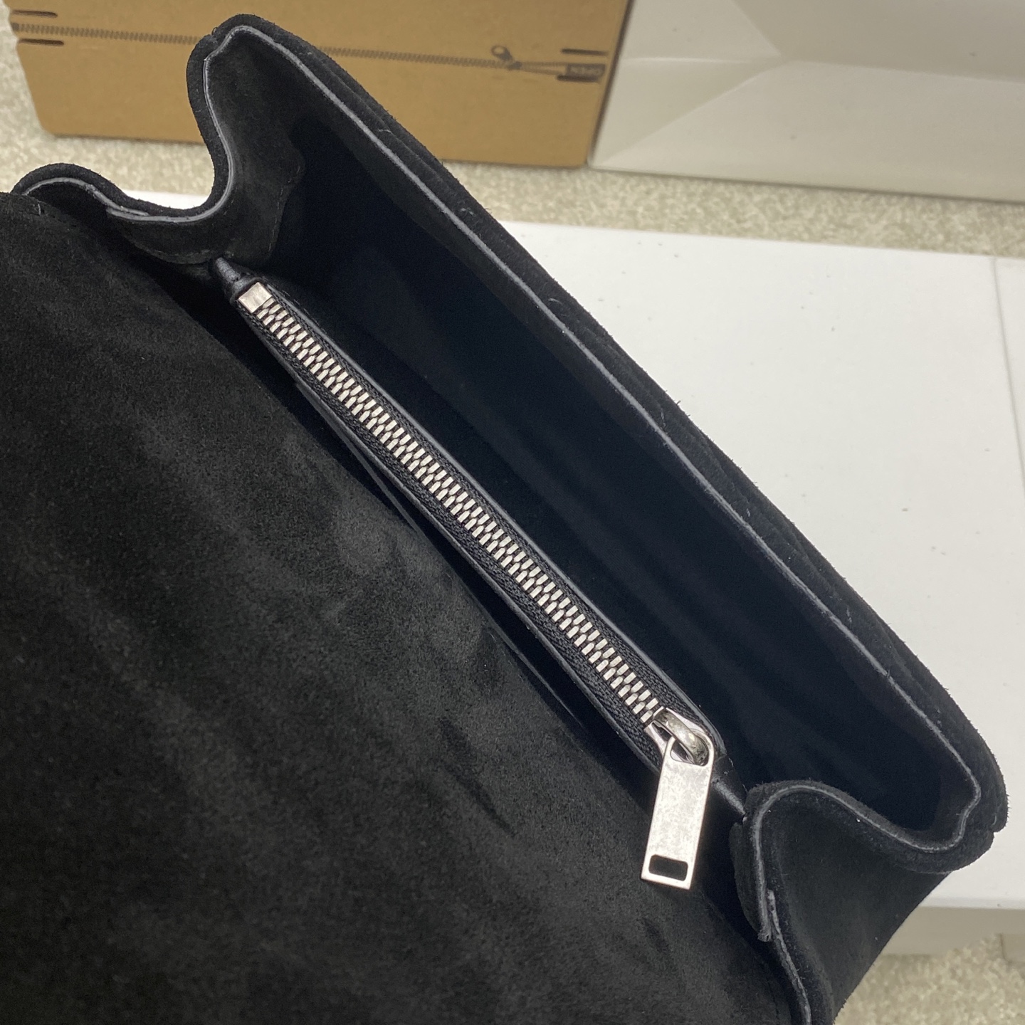 p780。  磨砂黑流苏/金
🌈YLS经典磨砂咖啡色邮差包 金色五金 这款中号手提包 实用又好看！采用欧洲进口原厂鹿皮皮质 手感超级好 👍搭配金属链 真皮可拆卸肩带✨
型号：392737【原厂皮】
尺寸：24x17x6.5cm