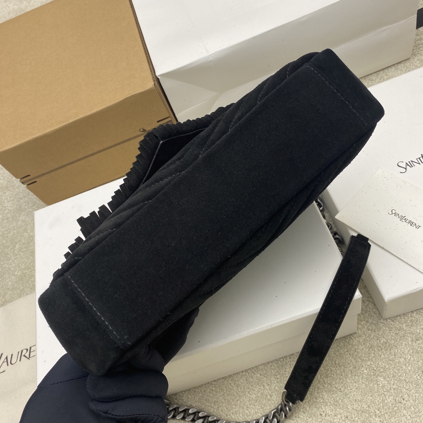 p780。  磨砂黑流苏/金
🌈YLS经典磨砂咖啡色邮差包 金色五金 这款中号手提包 实用又好看！采用欧洲进口原厂鹿皮皮质 手感超级好 👍搭配金属链 真皮可拆卸肩带✨
型号：392737【原厂皮】
尺寸：24x17x6.5cm