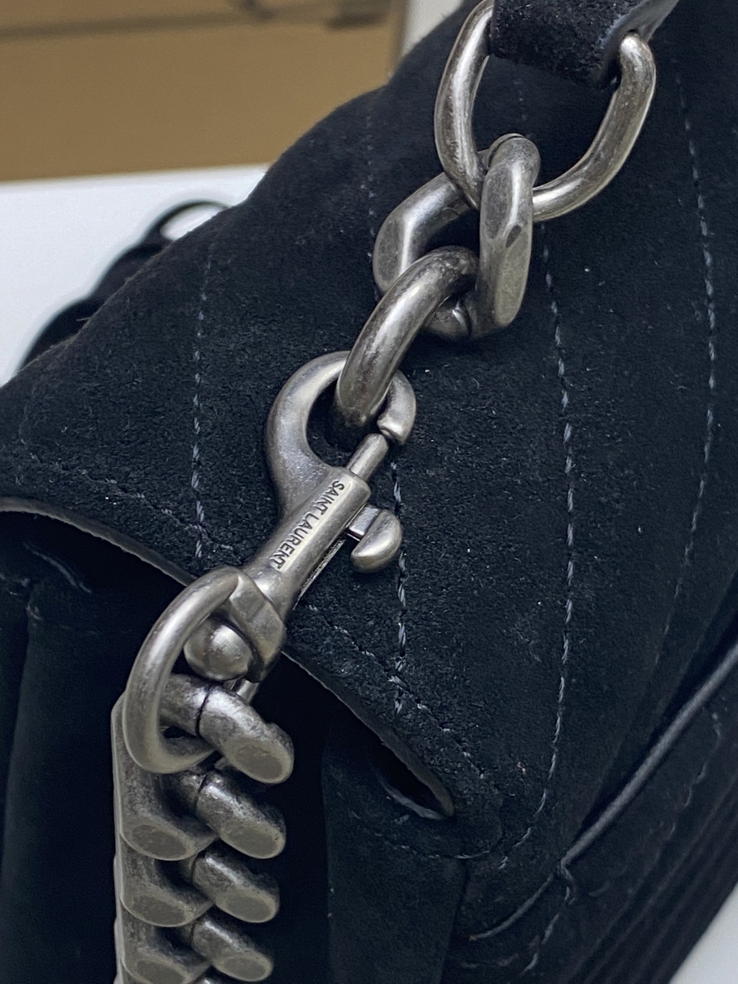 p780。  磨砂黑流苏/金
🌈YLS经典磨砂咖啡色邮差包 金色五金 这款中号手提包 实用又好看！采用欧洲进口原厂鹿皮皮质 手感超级好 👍搭配金属链 真皮可拆卸肩带✨
型号：392737【原厂皮】
尺寸：24x17x6.5cm