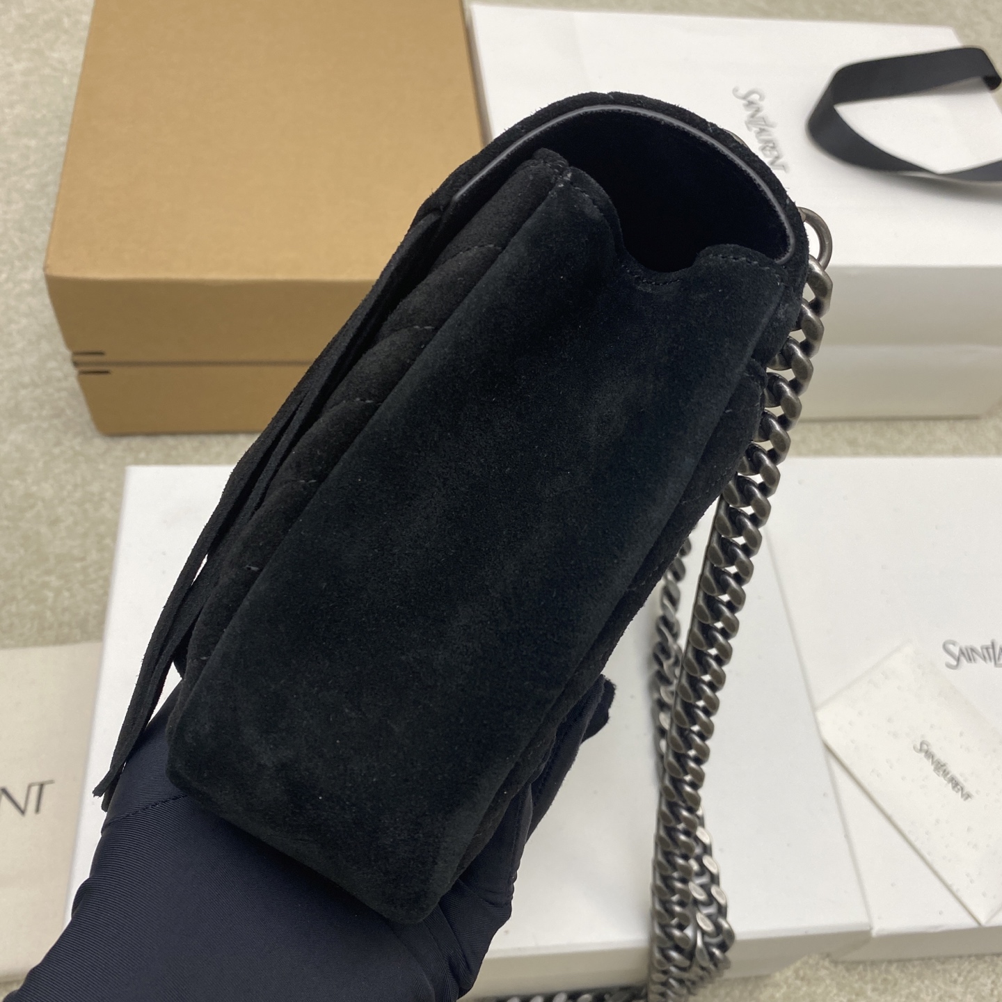 p780。  磨砂黑流苏/金
🌈YLS经典磨砂咖啡色邮差包 金色五金 这款中号手提包 实用又好看！采用欧洲进口原厂鹿皮皮质 手感超级好 👍搭配金属链 真皮可拆卸肩带✨
型号：392737【原厂皮】
尺寸：24x17x6.5cm