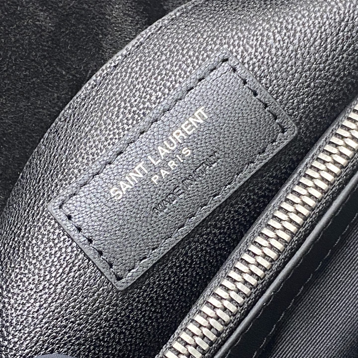 p780。  磨砂黑流苏/金
🌈YLS经典磨砂咖啡色邮差包 金色五金 这款中号手提包 实用又好看！采用欧洲进口原厂鹿皮皮质 手感超级好 👍搭配金属链 真皮可拆卸肩带✨
型号：392737【原厂皮】
尺寸：24x17x6.5cm