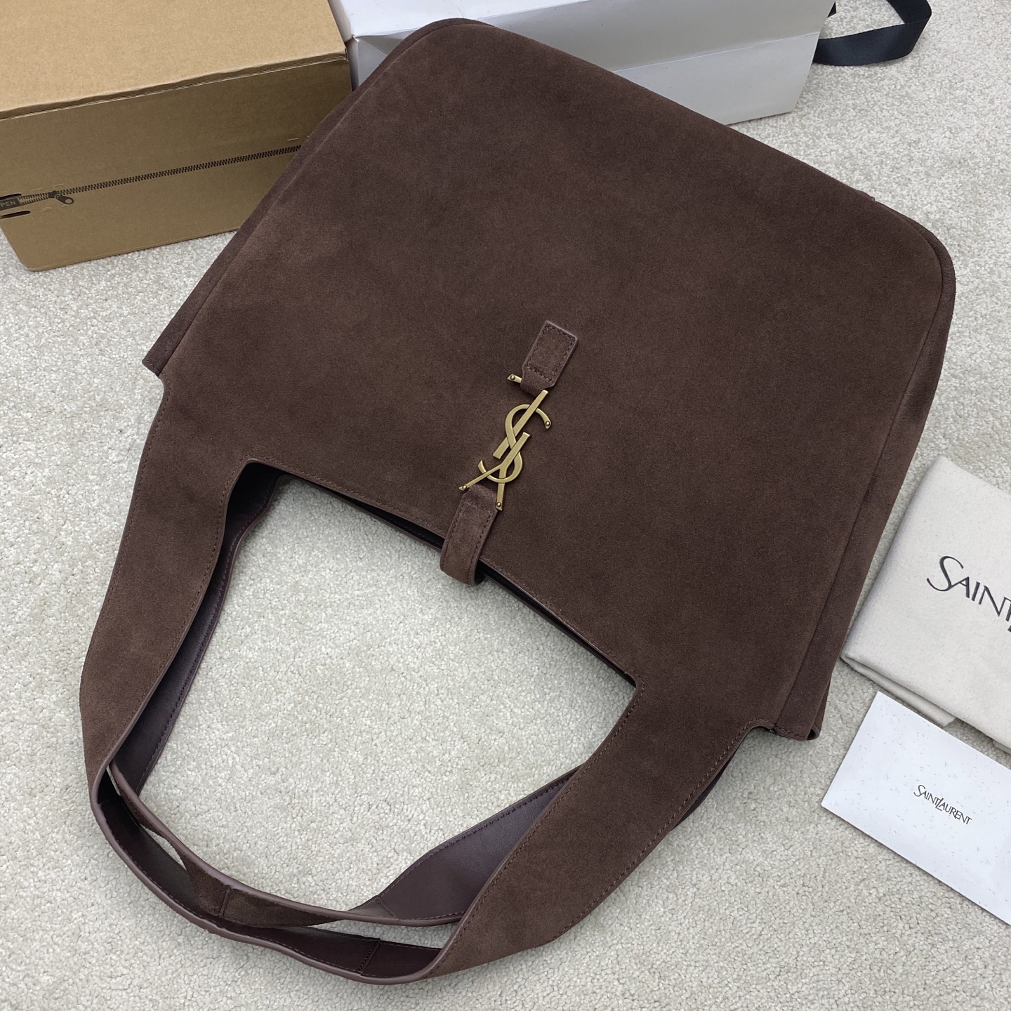 p1280。  磨砂咖啡包/古金
🌈新款BEA手袋的横款托特包版本，皮革袢扣开合，饰以LE CASSANDRE。空间充裕，搭配同色系绒面革衬里，设有一个主隔层和一个内部拉链口袋。内部系带设计，两侧可以根据需要折叠或展开。柔软鹿皮bea 专属稀有奢华质感 ，简洁的外观再配上这种柔软度背上身一种慵懒风立显现两侧还可以收缩，有两种形态👑
型号：763435【原厂皮】
尺寸：50x28x18cm 【此款尺寸没配包装】

