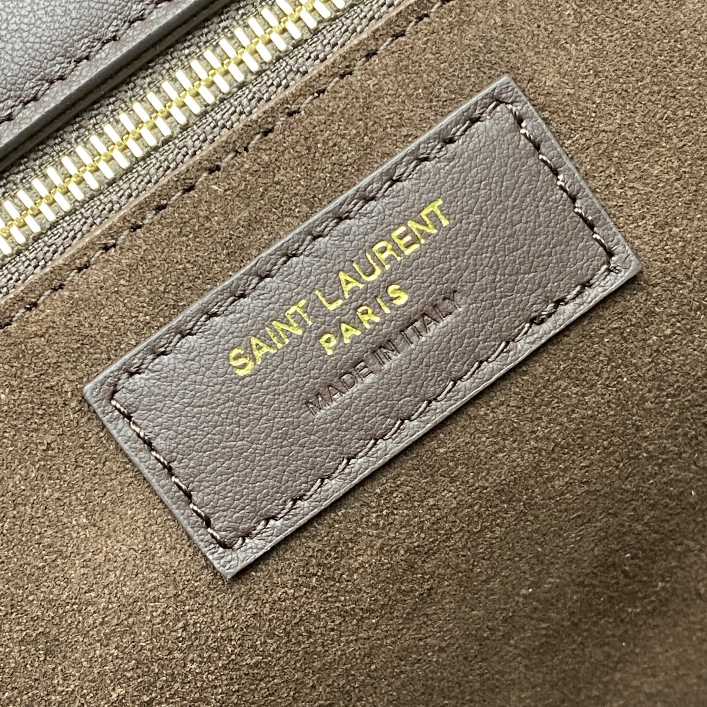 p1280。  磨砂咖啡包/古金
🌈新款BEA手袋的横款托特包版本，皮革袢扣开合，饰以LE CASSANDRE。空间充裕，搭配同色系绒面革衬里，设有一个主隔层和一个内部拉链口袋。内部系带设计，两侧可以根据需要折叠或展开。柔软鹿皮bea 专属稀有奢华质感 ，简洁的外观再配上这种柔软度背上身一种慵懒风立显现两侧还可以收缩，有两种形态👑
型号：763435【原厂皮】
尺寸：50x28x18cm 【此款尺寸没配包装】

