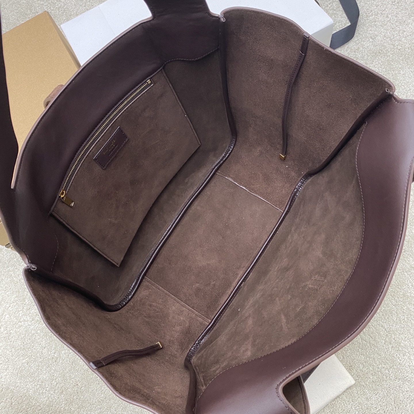 p1280。  磨砂咖啡包/古金
🌈新款BEA手袋的横款托特包版本，皮革袢扣开合，饰以LE CASSANDRE。空间充裕，搭配同色系绒面革衬里，设有一个主隔层和一个内部拉链口袋。内部系带设计，两侧可以根据需要折叠或展开。柔软鹿皮bea 专属稀有奢华质感 ，简洁的外观再配上这种柔软度背上身一种慵懒风立显现两侧还可以收缩，有两种形态👑
型号：763435【原厂皮】
尺寸：50x28x18cm 【此款尺寸没配包装】

