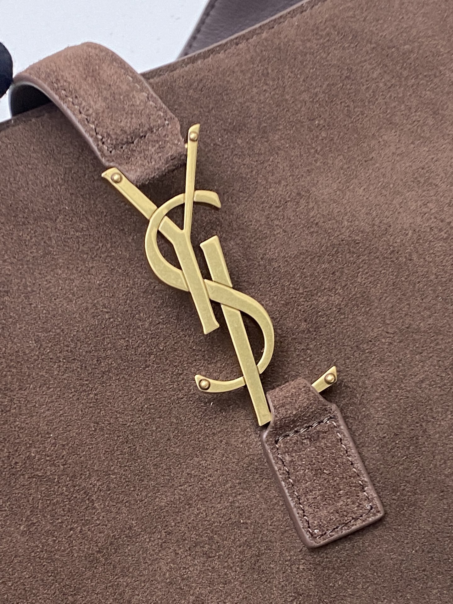 p1280。  磨砂咖啡包/古金
🌈新款BEA手袋的横款托特包版本，皮革袢扣开合，饰以LE CASSANDRE。空间充裕，搭配同色系绒面革衬里，设有一个主隔层和一个内部拉链口袋。内部系带设计，两侧可以根据需要折叠或展开。柔软鹿皮bea 专属稀有奢华质感 ，简洁的外观再配上这种柔软度背上身一种慵懒风立显现两侧还可以收缩，有两种形态👑
型号：763435【原厂皮】
尺寸：50x28x18cm 【此款尺寸没配包装】

