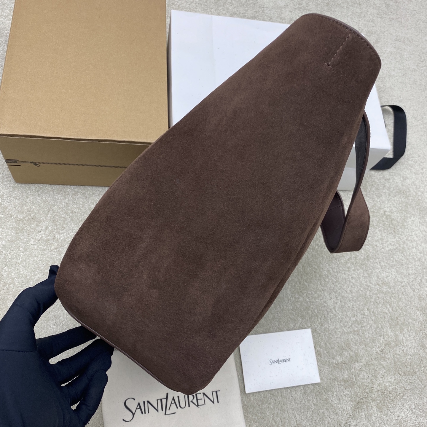 p1280。  磨砂咖啡包/古金
🌈新款BEA手袋的横款托特包版本，皮革袢扣开合，饰以LE CASSANDRE。空间充裕，搭配同色系绒面革衬里，设有一个主隔层和一个内部拉链口袋。内部系带设计，两侧可以根据需要折叠或展开。柔软鹿皮bea 专属稀有奢华质感 ，简洁的外观再配上这种柔软度背上身一种慵懒风立显现两侧还可以收缩，有两种形态👑
型号：763435【原厂皮】
尺寸：50x28x18cm 【此款尺寸没配包装】

