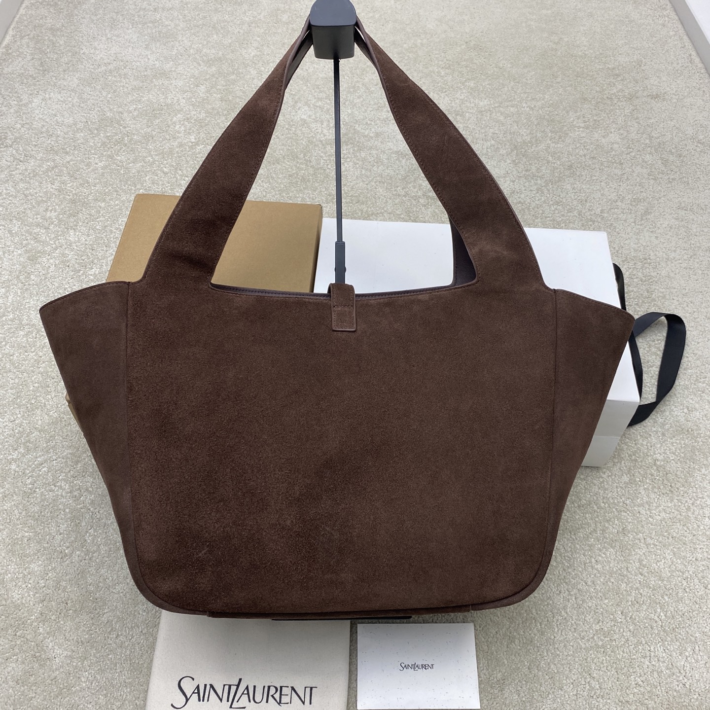 p1280。  磨砂咖啡包/古金
🌈新款BEA手袋的横款托特包版本，皮革袢扣开合，饰以LE CASSANDRE。空间充裕，搭配同色系绒面革衬里，设有一个主隔层和一个内部拉链口袋。内部系带设计，两侧可以根据需要折叠或展开。柔软鹿皮bea 专属稀有奢华质感 ，简洁的外观再配上这种柔软度背上身一种慵懒风立显现两侧还可以收缩，有两种形态👑
型号：763435【原厂皮】
尺寸：50x28x18cm 【此款尺寸没配包装】

