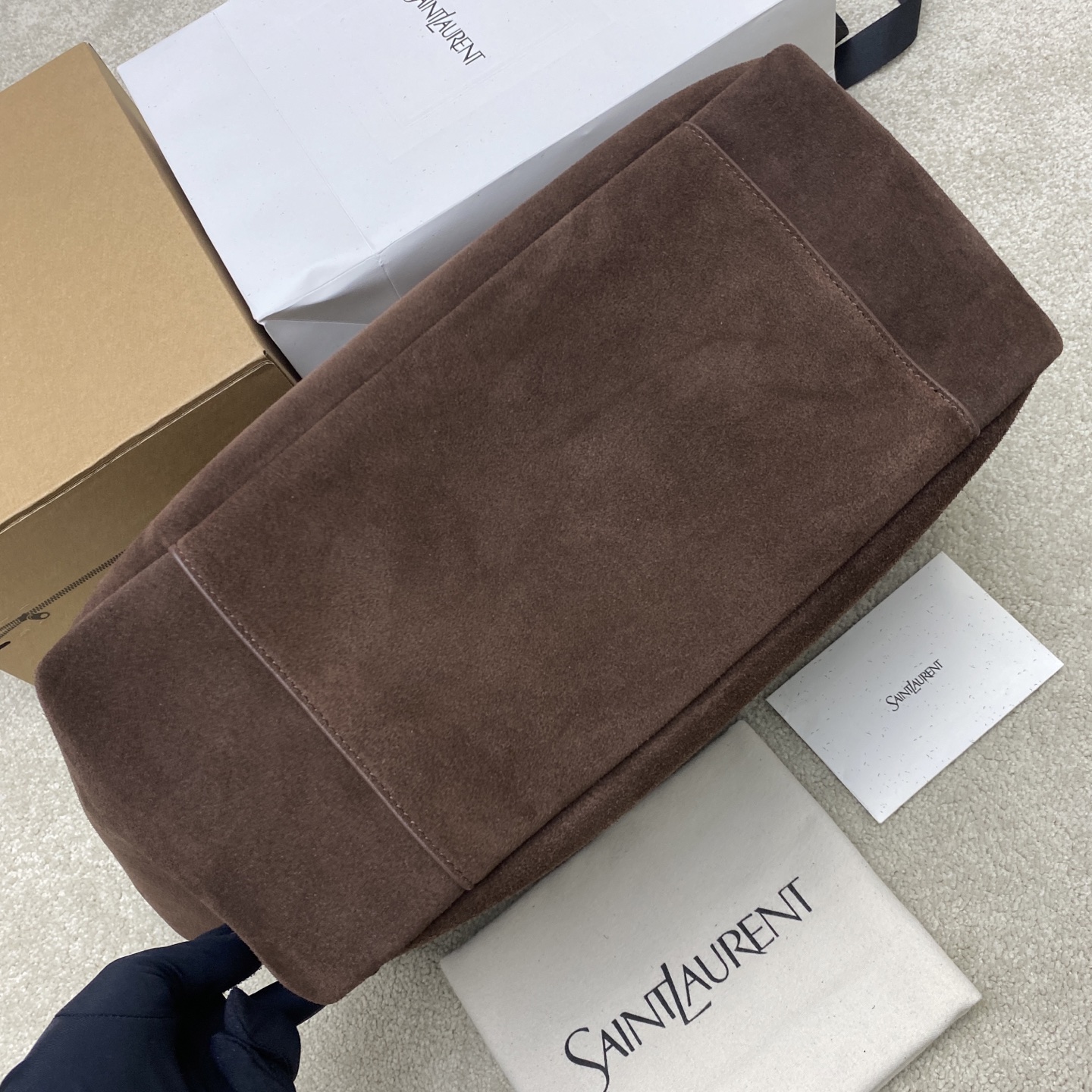 p1280。  磨砂咖啡包/古金
🌈新款BEA手袋的横款托特包版本，皮革袢扣开合，饰以LE CASSANDRE。空间充裕，搭配同色系绒面革衬里，设有一个主隔层和一个内部拉链口袋。内部系带设计，两侧可以根据需要折叠或展开。柔软鹿皮bea 专属稀有奢华质感 ，简洁的外观再配上这种柔软度背上身一种慵懒风立显现两侧还可以收缩，有两种形态👑
型号：763435【原厂皮】
尺寸：50x28x18cm 【此款尺寸没配包装】

