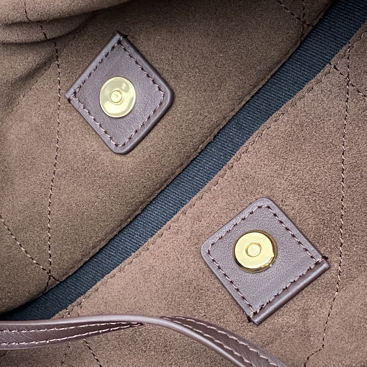 p880。   磨砂咖啡/金
🌈POCHON_新款超好看可以背的&ldquo;垃圾袋&rdquo;
全新新款包型，包包采用意大利进口小羊皮，超高工艺的对格绗缝，正面logo五金搭配链条束口，甜酷大容量水桶包，时髦不贵！十分小女人！随心所欲的高级感辣妹感氛围直接拉满，时尚度来看是一个极具drama力的单品，功能性超高又很好看的包款 ！
N多种背法：手提或手拿，腋下背，斜背都🉑
型号：781666【原厂皮】
尺寸：38&times;33&times;2cm
