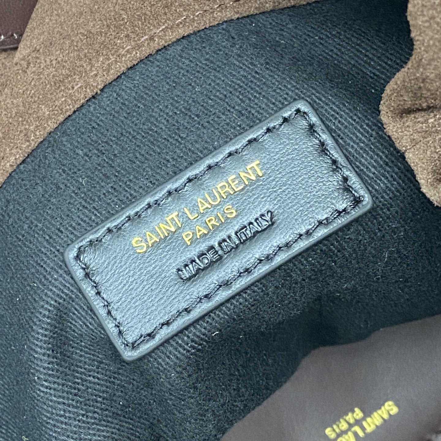 p880。   磨砂咖啡/金
🌈POCHON_新款超好看可以背的&ldquo;垃圾袋&rdquo;
全新新款包型，包包采用意大利进口小羊皮，超高工艺的对格绗缝，正面logo五金搭配链条束口，甜酷大容量水桶包，时髦不贵！十分小女人！随心所欲的高级感辣妹感氛围直接拉满，时尚度来看是一个极具drama力的单品，功能性超高又很好看的包款 ！
N多种背法：手提或手拿，腋下背，斜背都🉑
型号：781666【原厂皮】
尺寸：38&times;33&times;2cm
