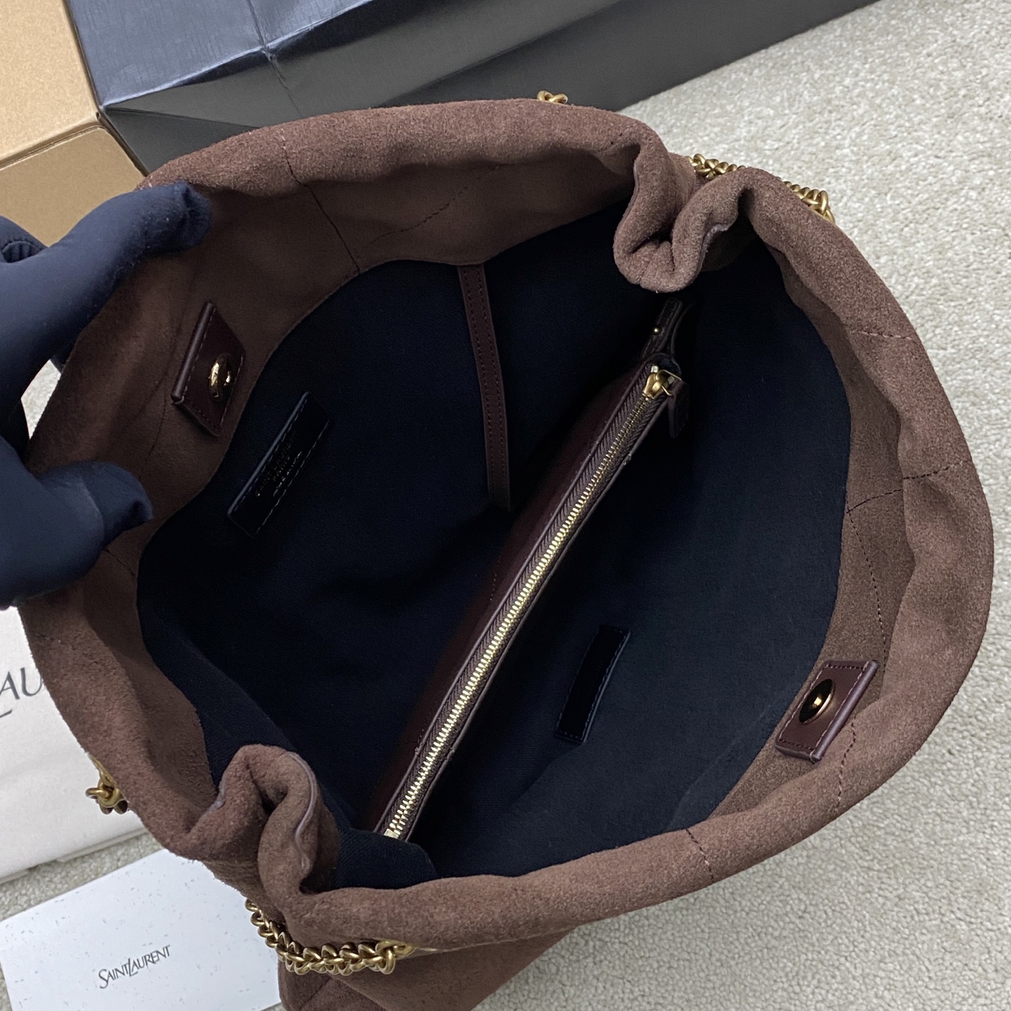 p880。   磨砂咖啡/金
🌈POCHON_新款超好看可以背的&ldquo;垃圾袋&rdquo;
全新新款包型，包包采用意大利进口小羊皮，超高工艺的对格绗缝，正面logo五金搭配链条束口，甜酷大容量水桶包，时髦不贵！十分小女人！随心所欲的高级感辣妹感氛围直接拉满，时尚度来看是一个极具drama力的单品，功能性超高又很好看的包款 ！
N多种背法：手提或手拿，腋下背，斜背都🉑
型号：781666【原厂皮】
尺寸：38&times;33&times;2cm
