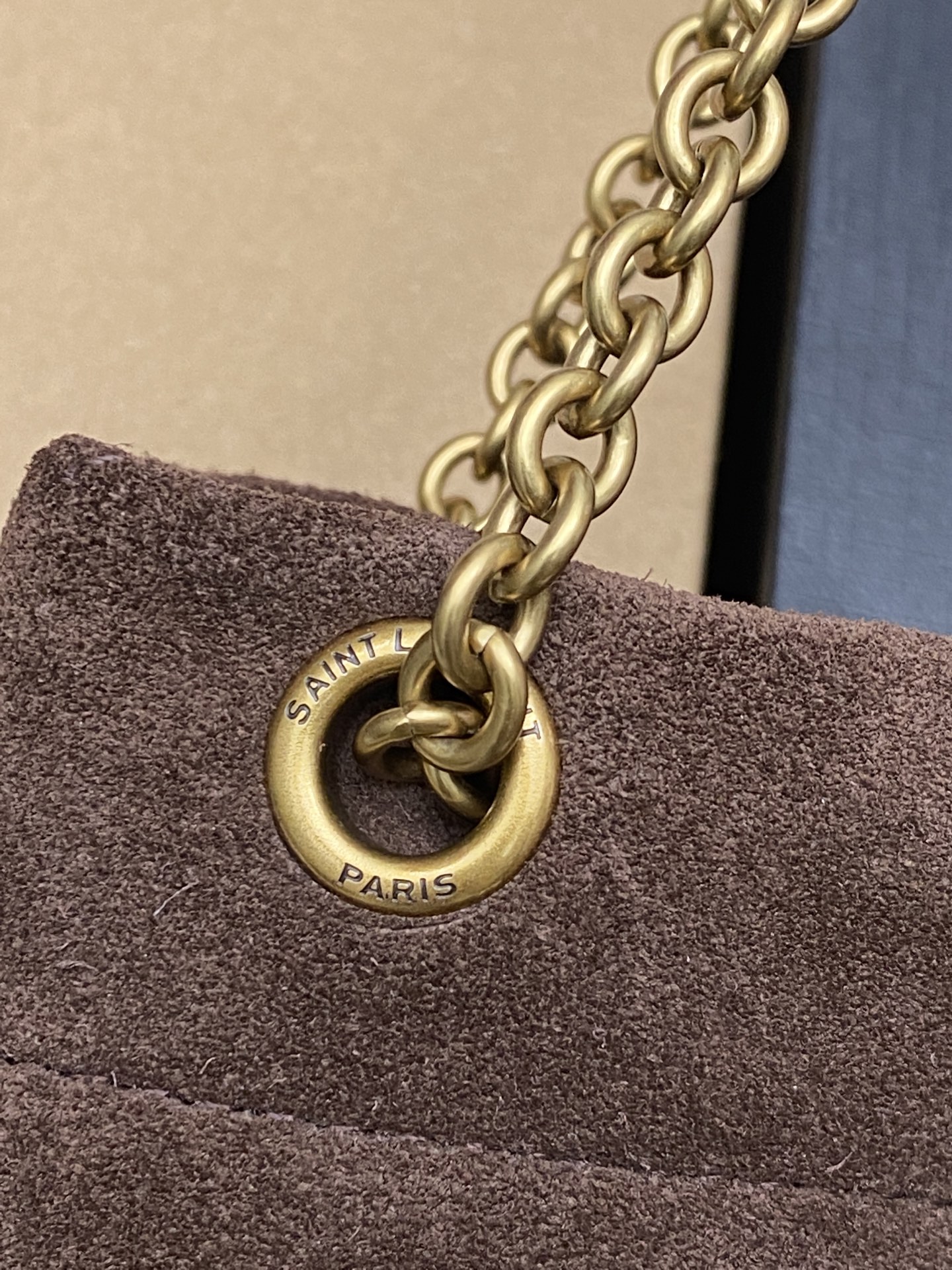 p880。   磨砂咖啡/金
🌈POCHON_新款超好看可以背的&ldquo;垃圾袋&rdquo;
全新新款包型，包包采用意大利进口小羊皮，超高工艺的对格绗缝，正面logo五金搭配链条束口，甜酷大容量水桶包，时髦不贵！十分小女人！随心所欲的高级感辣妹感氛围直接拉满，时尚度来看是一个极具drama力的单品，功能性超高又很好看的包款 ！
N多种背法：手提或手拿，腋下背，斜背都🉑
型号：781666【原厂皮】
尺寸：38&times;33&times;2cm
