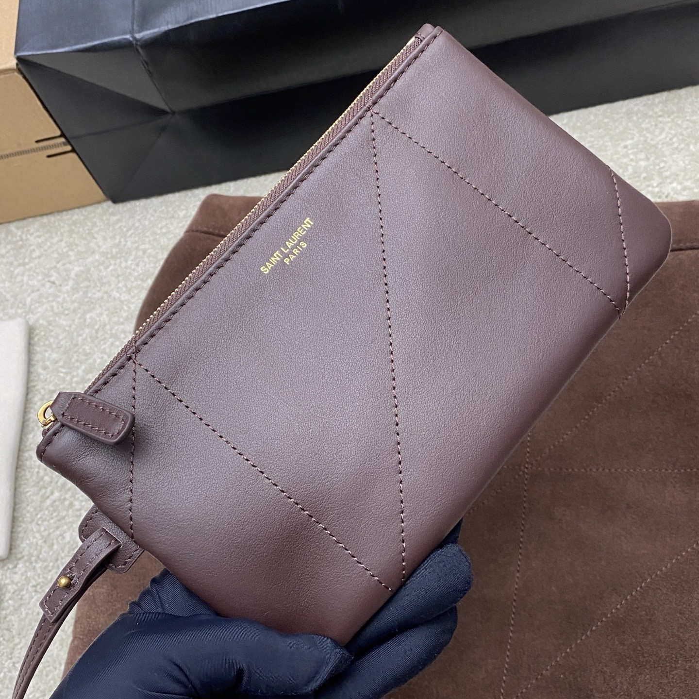 p880。   磨砂咖啡/金
🌈POCHON_新款超好看可以背的&ldquo;垃圾袋&rdquo;
全新新款包型，包包采用意大利进口小羊皮，超高工艺的对格绗缝，正面logo五金搭配链条束口，甜酷大容量水桶包，时髦不贵！十分小女人！随心所欲的高级感辣妹感氛围直接拉满，时尚度来看是一个极具drama力的单品，功能性超高又很好看的包款 ！
N多种背法：手提或手拿，腋下背，斜背都🉑
型号：781666【原厂皮】
尺寸：38&times;33&times;2cm
