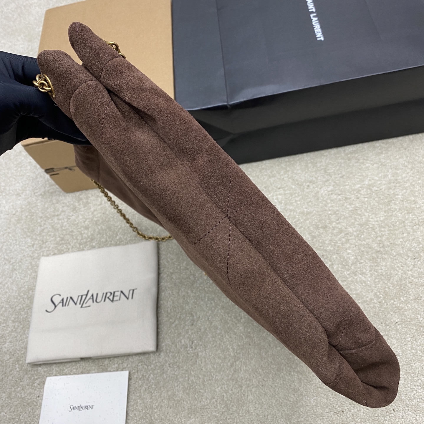 p880。   磨砂咖啡/金
🌈POCHON_新款超好看可以背的&ldquo;垃圾袋&rdquo;
全新新款包型，包包采用意大利进口小羊皮，超高工艺的对格绗缝，正面logo五金搭配链条束口，甜酷大容量水桶包，时髦不贵！十分小女人！随心所欲的高级感辣妹感氛围直接拉满，时尚度来看是一个极具drama力的单品，功能性超高又很好看的包款 ！
N多种背法：手提或手拿，腋下背，斜背都🉑
型号：781666【原厂皮】
尺寸：38&times;33&times;2cm
