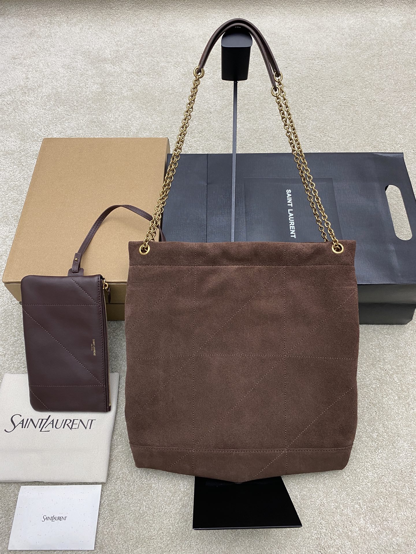 p880。   磨砂咖啡/金
🌈POCHON_新款超好看可以背的&ldquo;垃圾袋&rdquo;
全新新款包型，包包采用意大利进口小羊皮，超高工艺的对格绗缝，正面logo五金搭配链条束口，甜酷大容量水桶包，时髦不贵！十分小女人！随心所欲的高级感辣妹感氛围直接拉满，时尚度来看是一个极具drama力的单品，功能性超高又很好看的包款 ！
N多种背法：手提或手拿，腋下背，斜背都🉑
型号：781666【原厂皮】
尺寸：38&times;33&times;2cm
