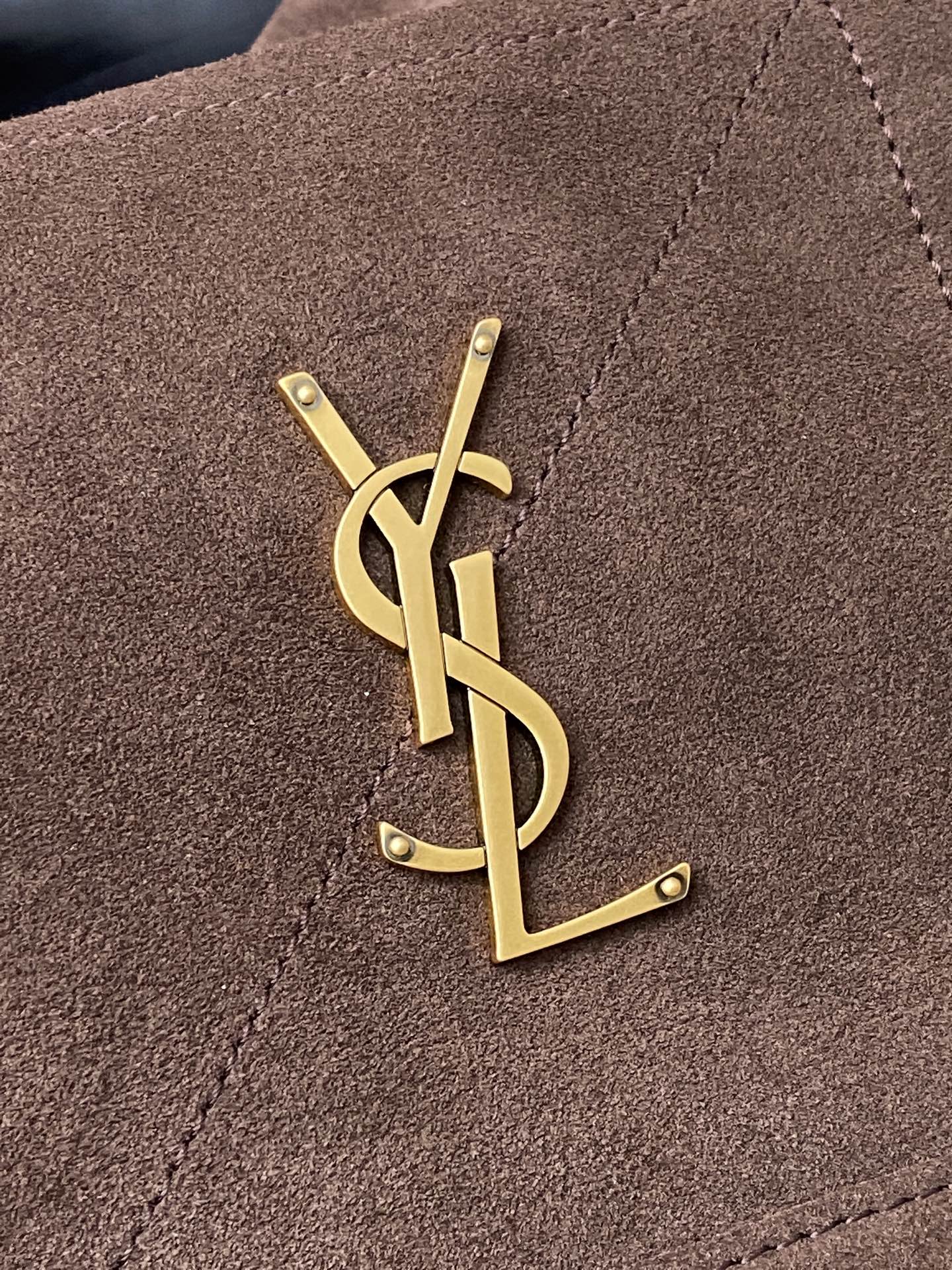 p880。   磨砂咖啡/金
🌈POCHON_新款超好看可以背的&ldquo;垃圾袋&rdquo;
全新新款包型，包包采用意大利进口小羊皮，超高工艺的对格绗缝，正面logo五金搭配链条束口，甜酷大容量水桶包，时髦不贵！十分小女人！随心所欲的高级感辣妹感氛围直接拉满，时尚度来看是一个极具drama力的单品，功能性超高又很好看的包款 ！
N多种背法：手提或手拿，腋下背，斜背都🉑
型号：781666【原厂皮】
尺寸：38&times;33&times;2cm
