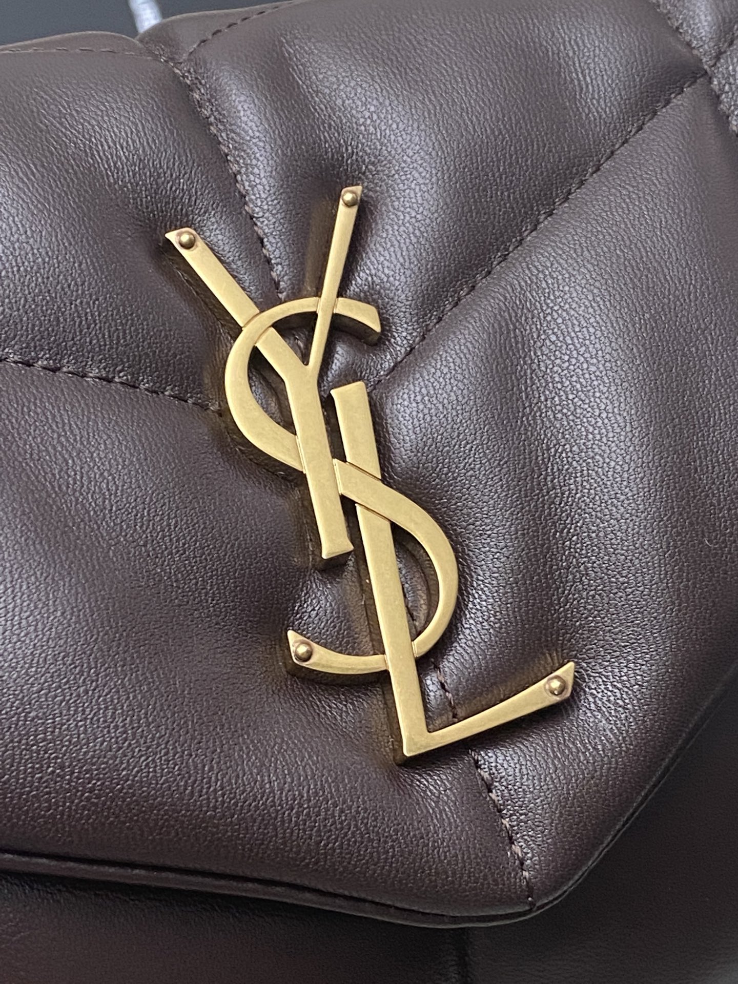 Givenchy 中号咖啡羊皮/金