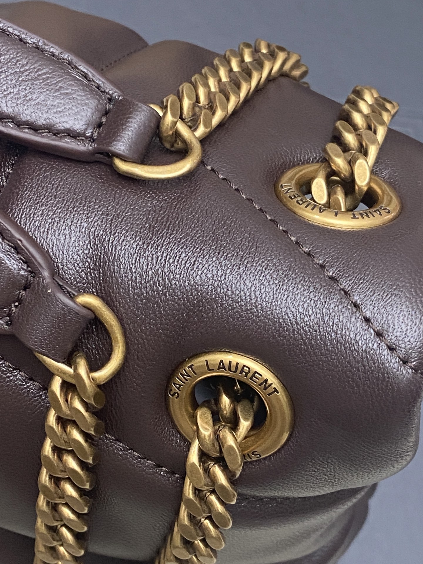 Givenchy 中号咖啡羊皮/金