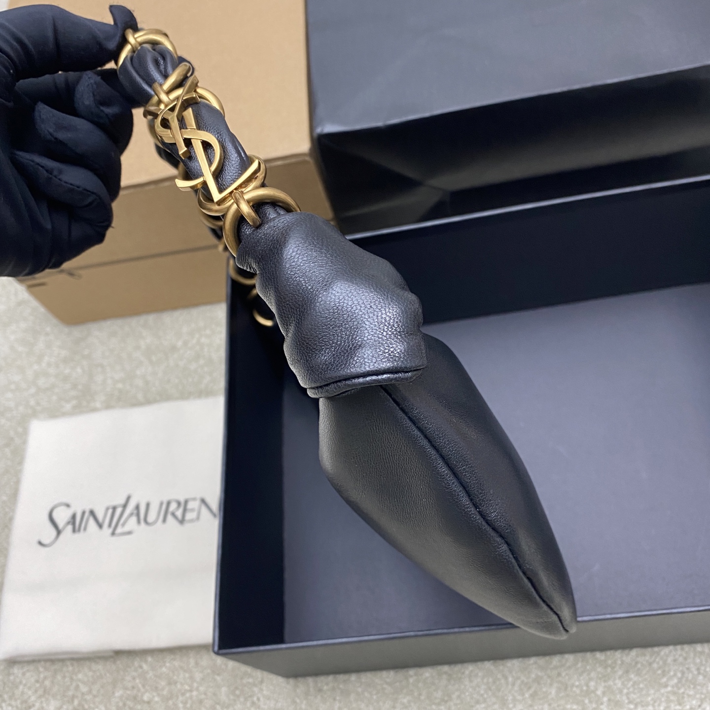 Saint Laurent 26S5 Amalia手袋 选用细腻侵染小羊皮 手感超柔软 质感满分6金属缠绕手柄设计