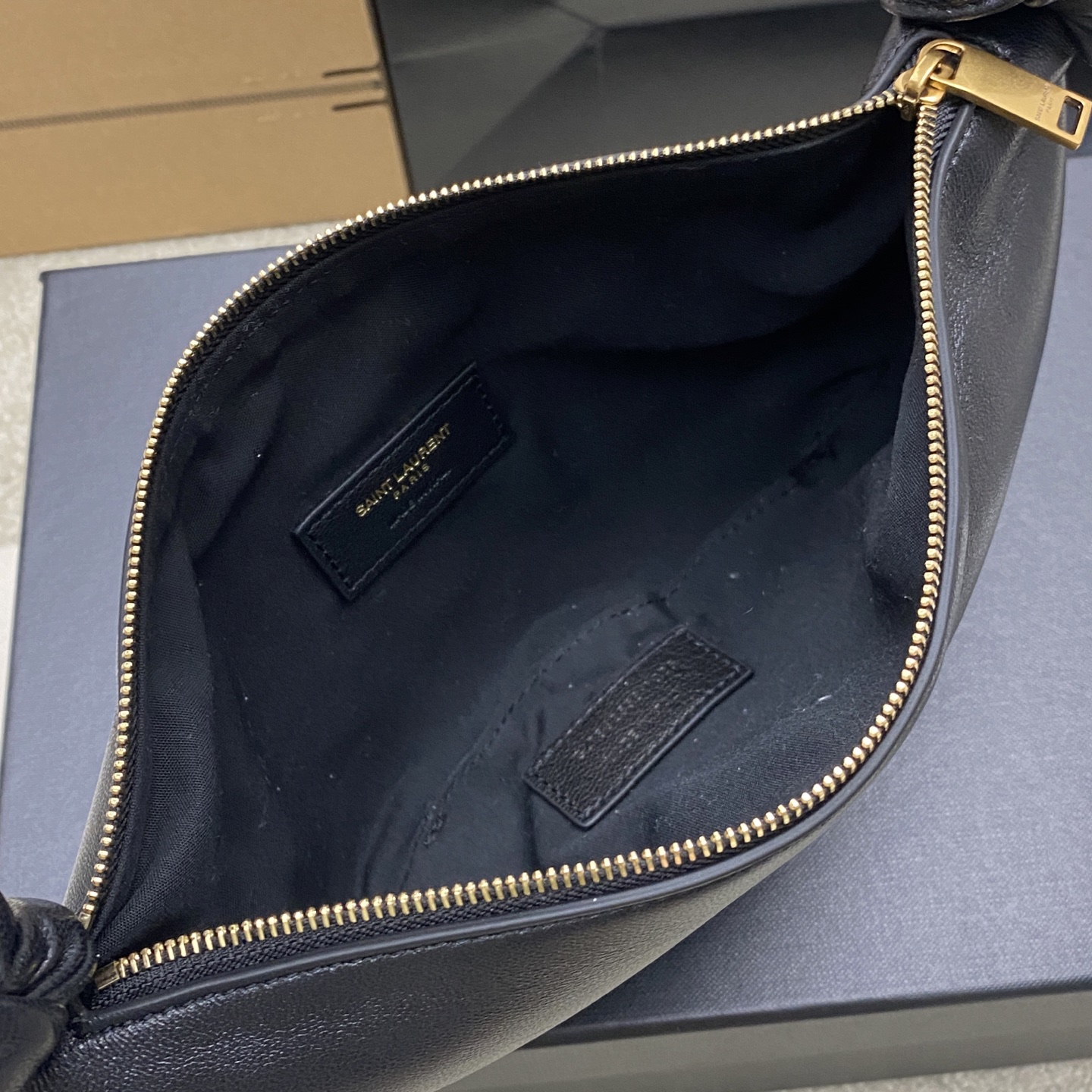 Saint Laurent 26S5 Amalia手袋 选用细腻侵染小羊皮 手感超柔软 质感满分6金属缠绕手柄设计