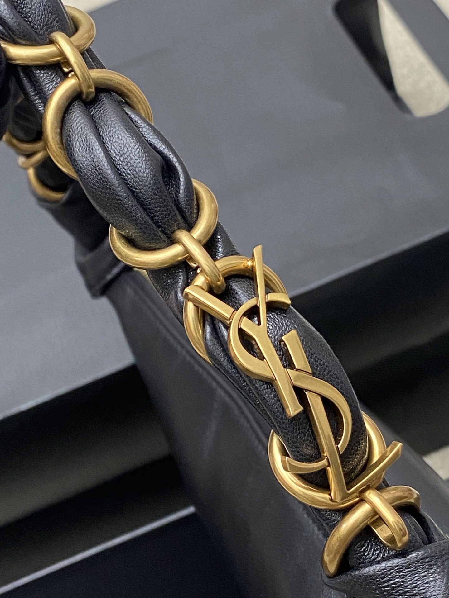 Saint Laurent 26S5 Amalia手袋 选用细腻侵染小羊皮 手感超柔软 质感满分6金属缠绕手柄设计