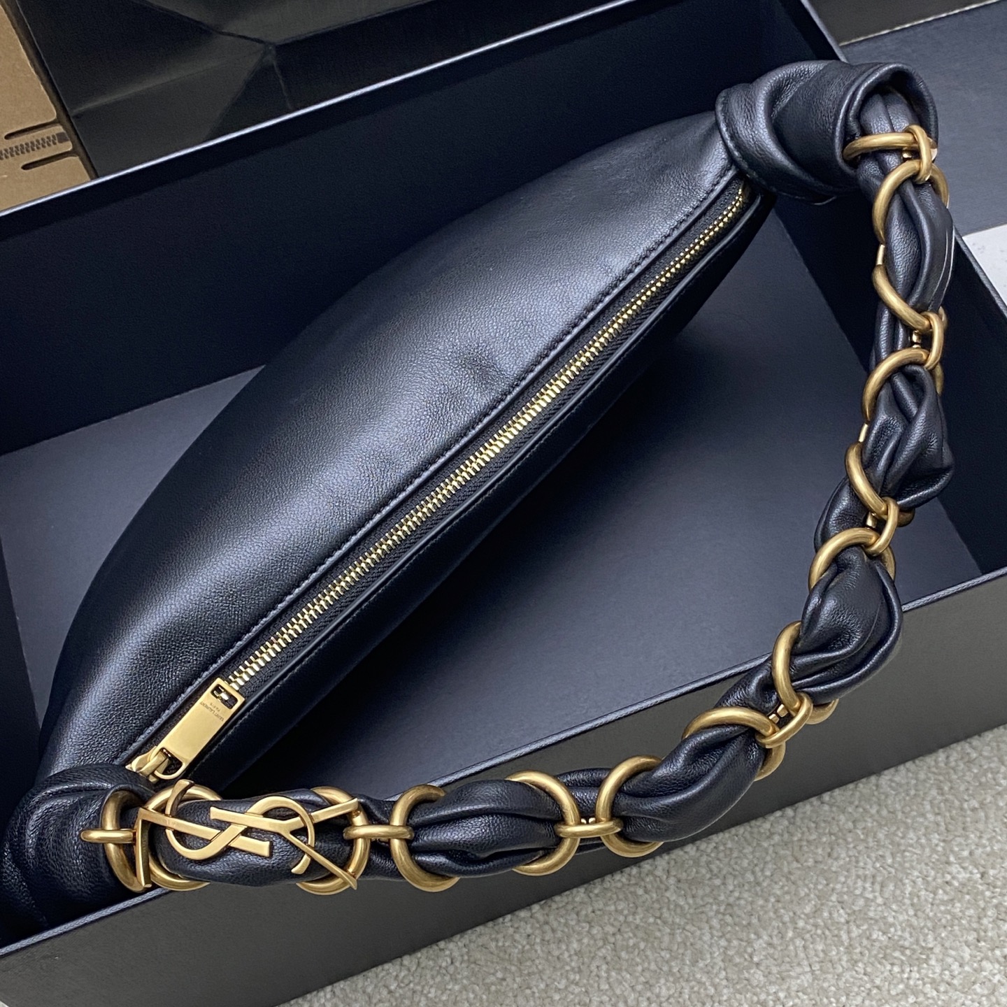 Saint Laurent 26S5 Amalia手袋 选用细腻侵染小羊皮 手感超柔软 质感满分6金属缠绕手柄设计