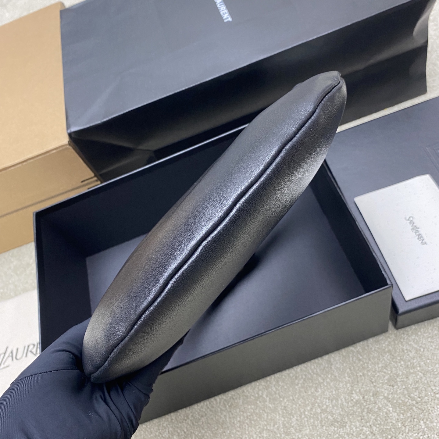 Saint Laurent 26S5 Amalia手袋 选用细腻侵染小羊皮 手感超柔软 质感满分6金属缠绕手柄设计