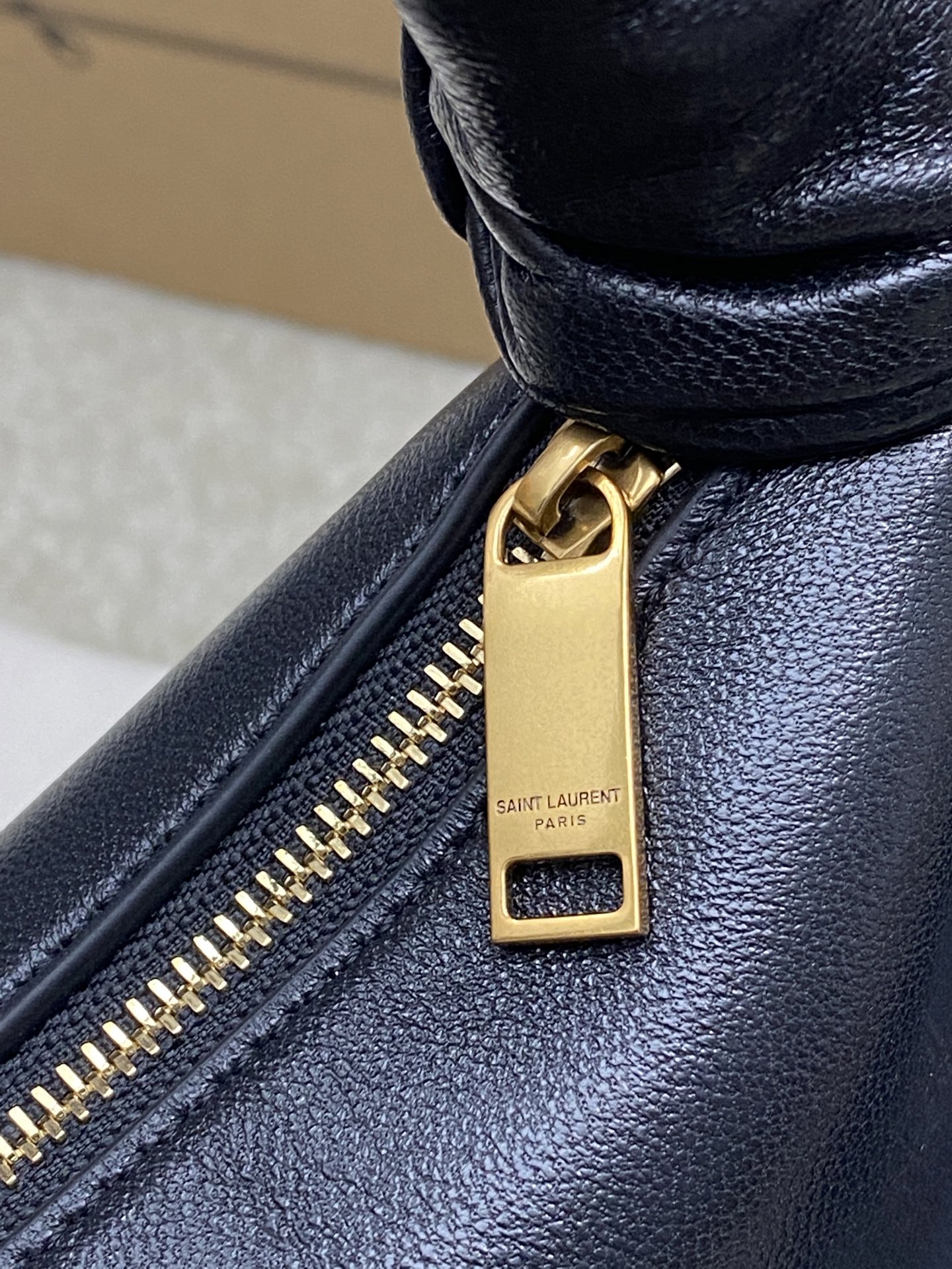 Saint Laurent 26S5 Amalia手袋 选用细腻侵染小羊皮 手感超柔软 质感满分6金属缠绕手柄设计