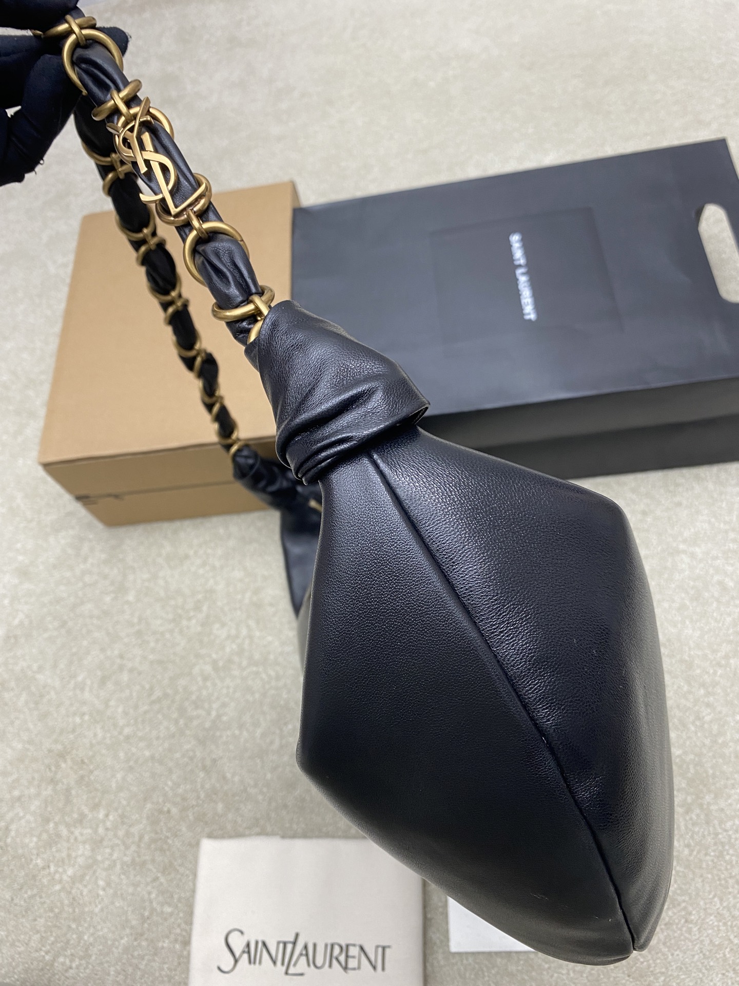 Saint Laurent 黑色胎牛皮一金属链条肩带 简约又超有辨识度 新月形设计慵懒随性 容量适中 通勤出街都很OK链条肩带可调节