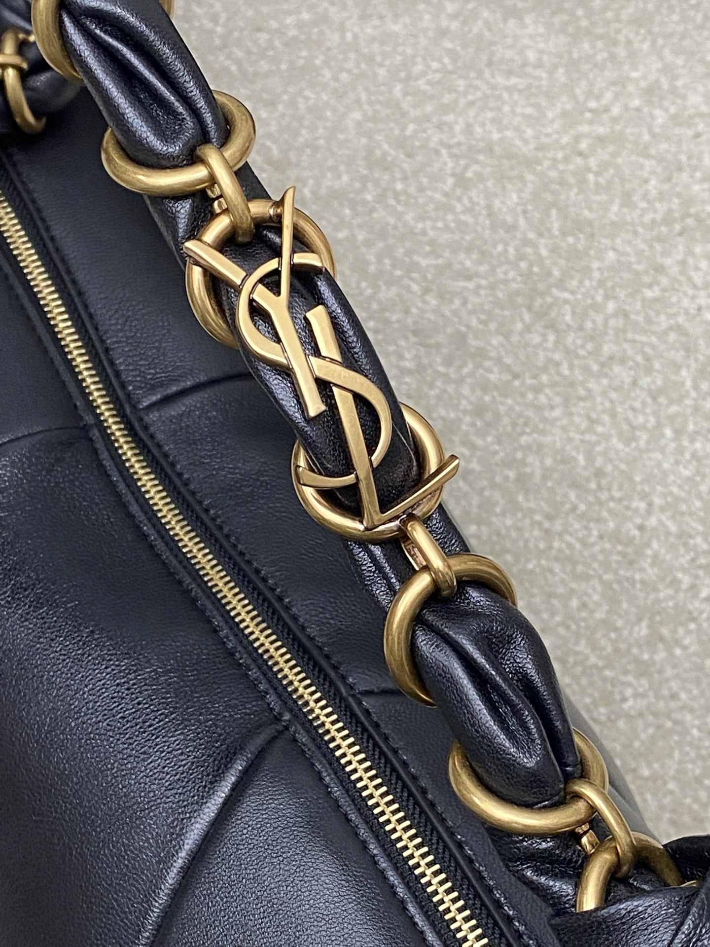 Saint Laurent 黑色胎牛皮一金属链条肩带 简约又超有辨识度 新月形设计慵懒随性 容量适中 通勤出街都很OK链条肩带可调节